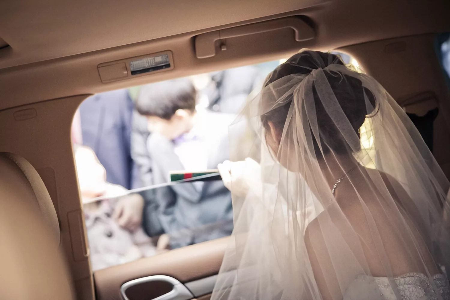 新娘搭乘禮車也有禮俗禁忌，不宜頻頻回頭觀望。