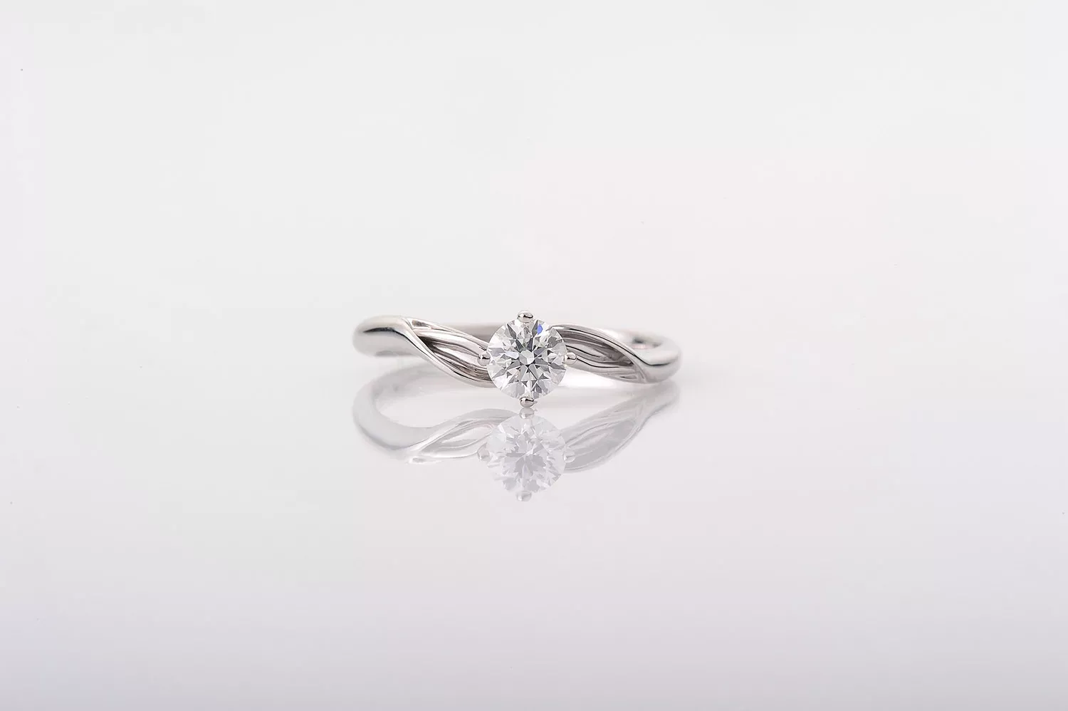 單顆鑽石戒指款式，穿脫方便不卡手，更可佩戴於任何場合。