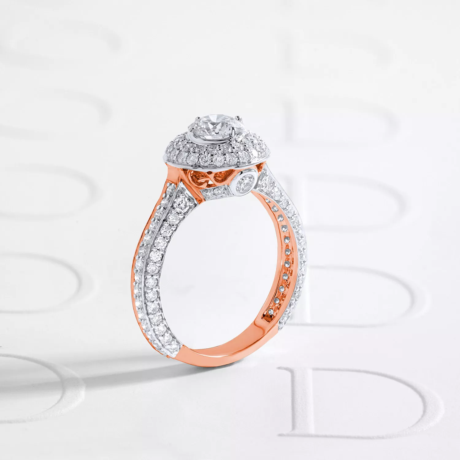 主鑽配上許多碎鑽的鑽石戒指款式，散發出極致的豪奢感。