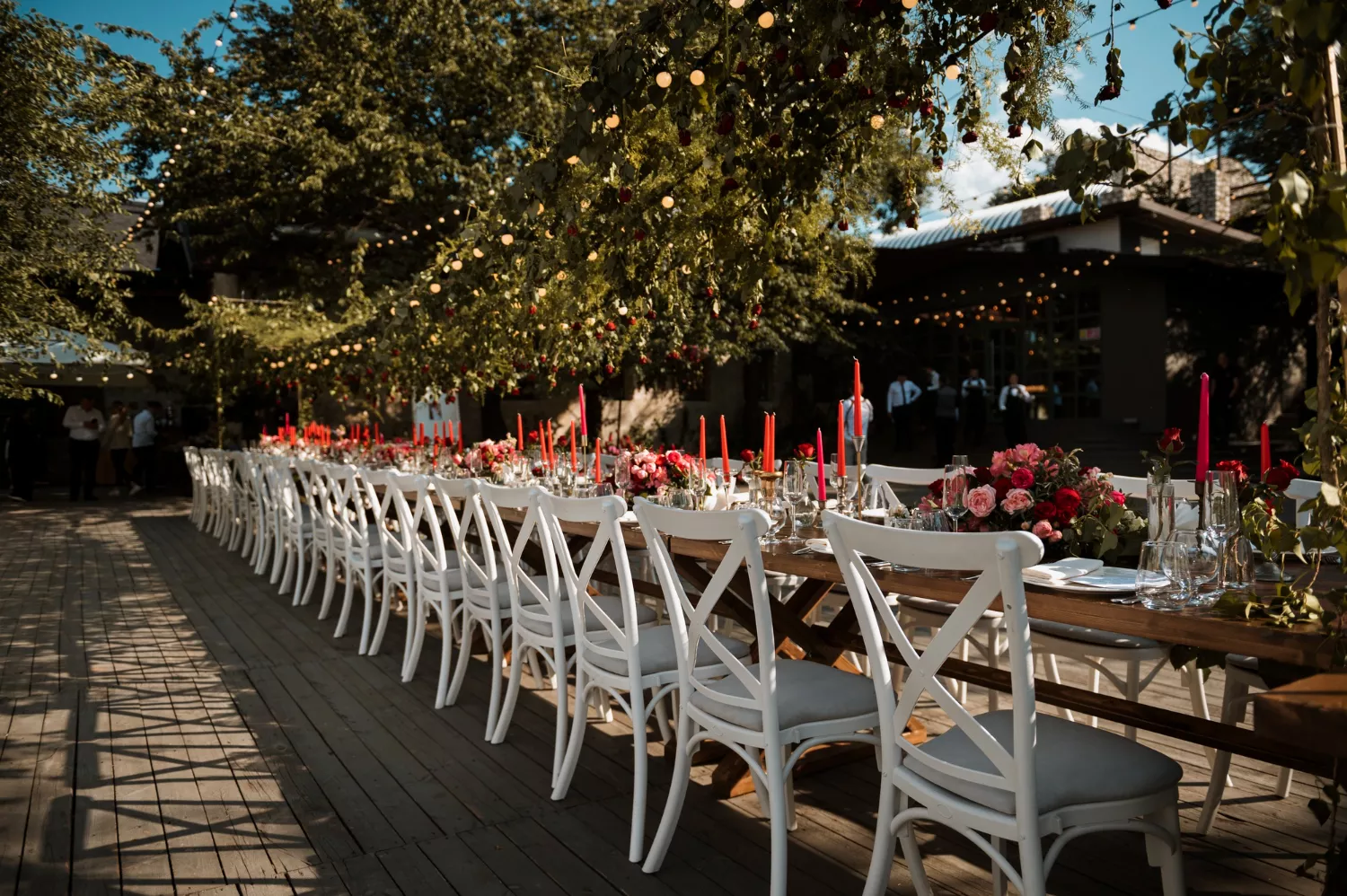 戶外婚禮賓客桌椅可視邀請賓客人數來估算。