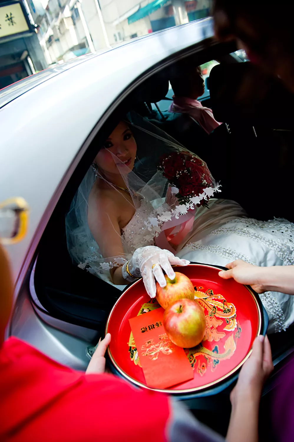 下車前記得要摸蘋果或橘子討吉利，並附上紅包給對方。