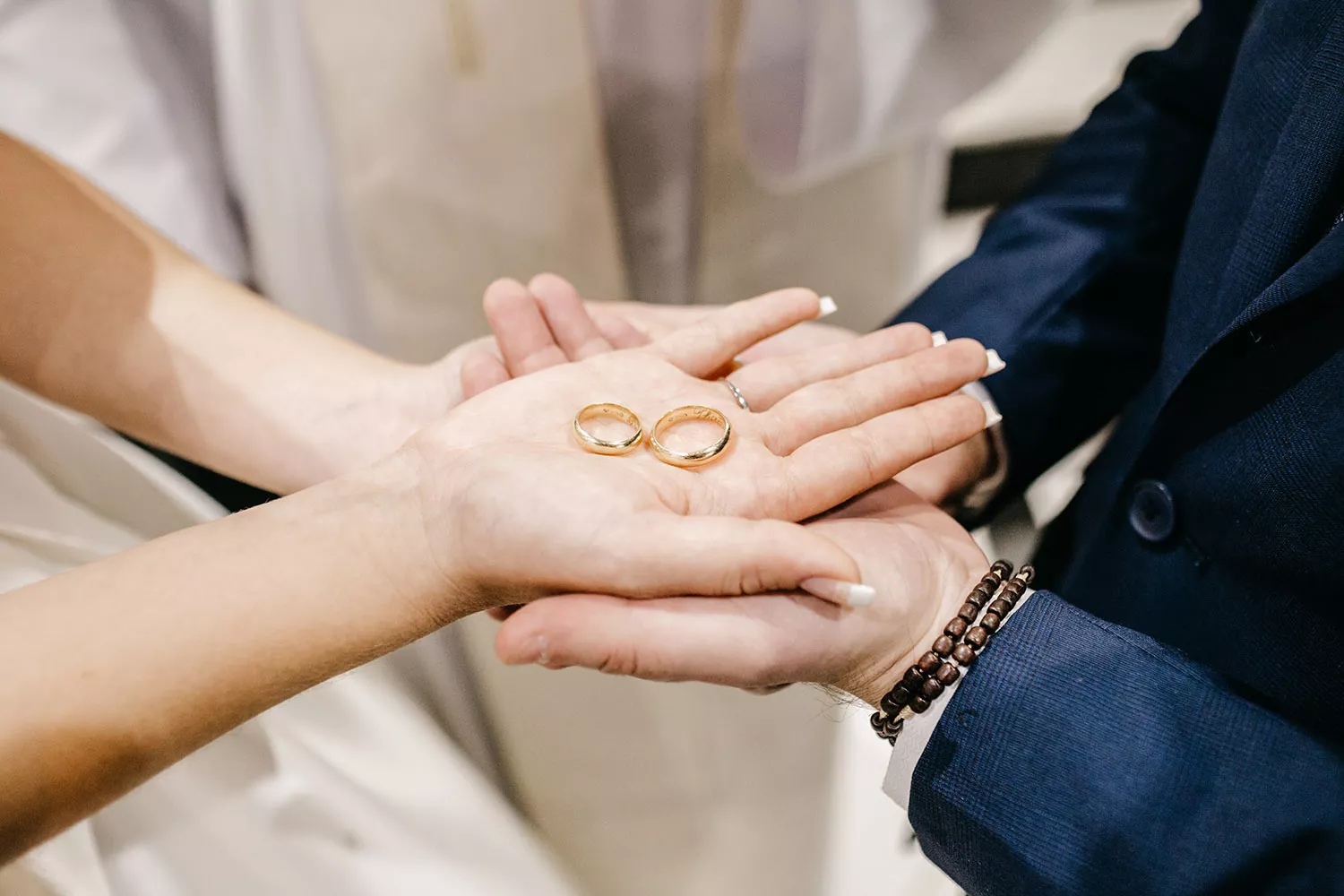 訂婚戒指和結婚戒指可視為婚禮費用的一部分，由兩人共同支付或均分。
