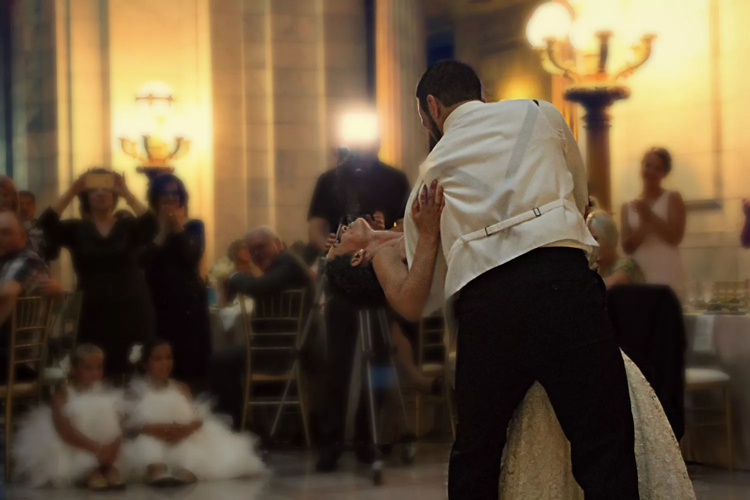 通常抽捧花、唱歌、跳舞等活動是婚宴基本款。
