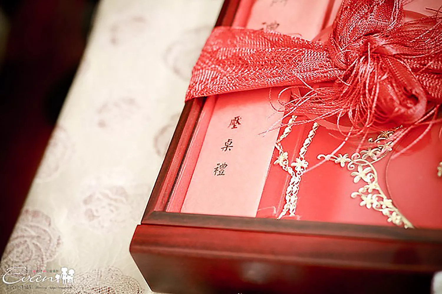 壓桌禮是台灣訂婚婚宴中的一個禮俗。 