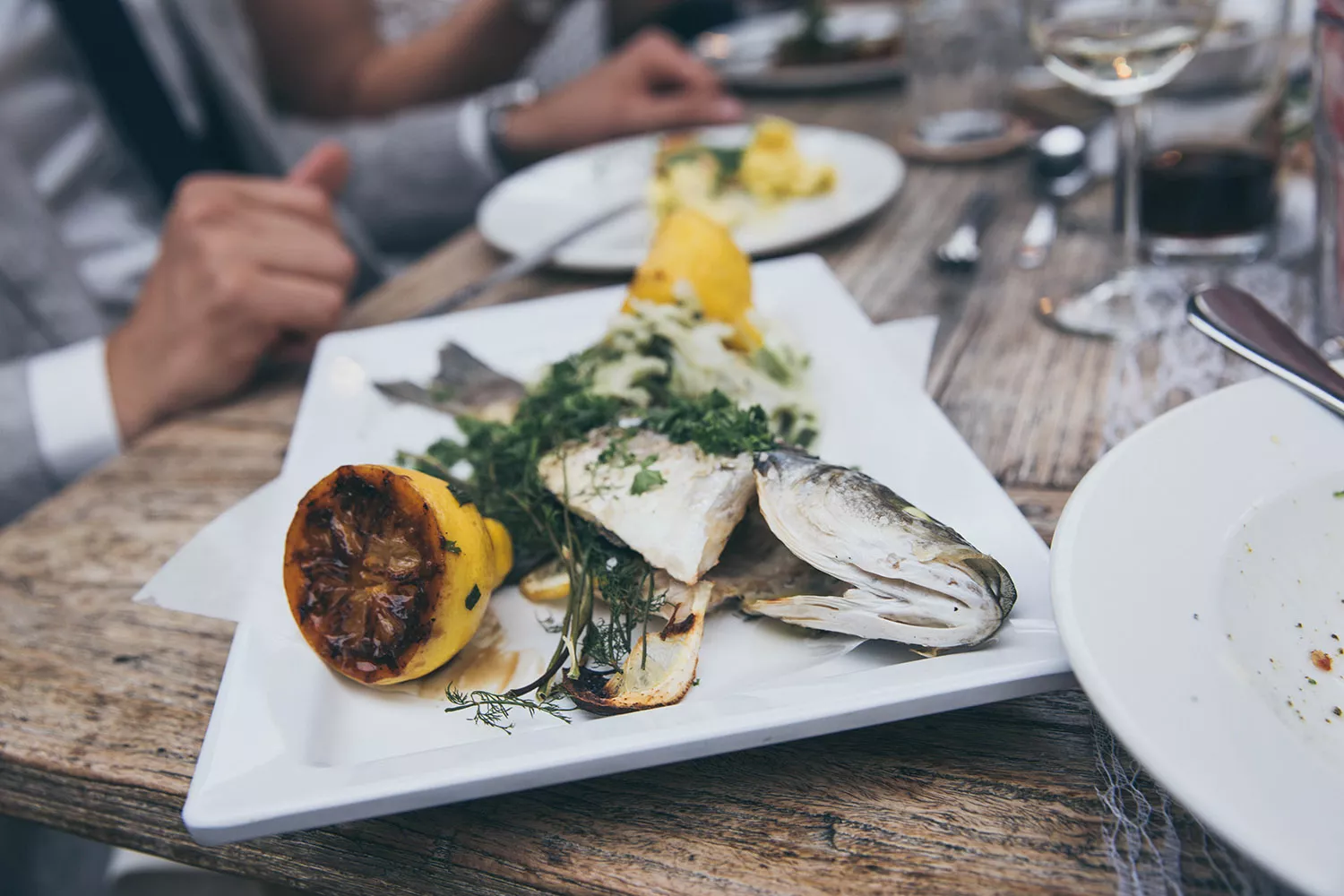習俗上出菜出到魚料理時，將壓桌禮放在桌上並離席。