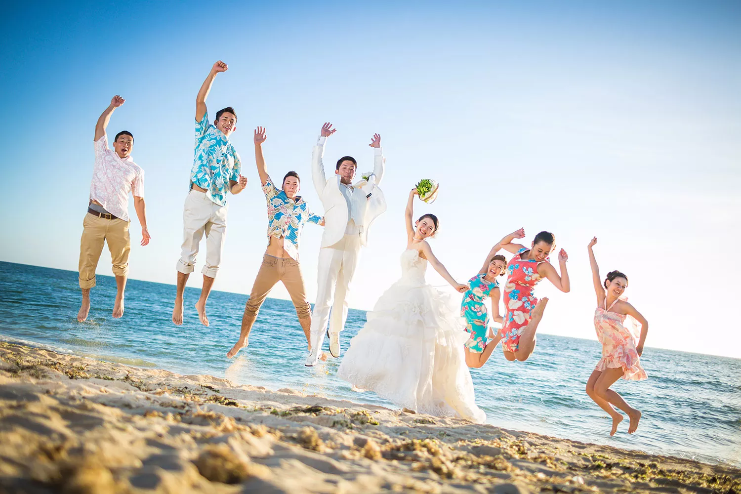 以碧海藍天為背景的沖繩婚禮十分浪漫。