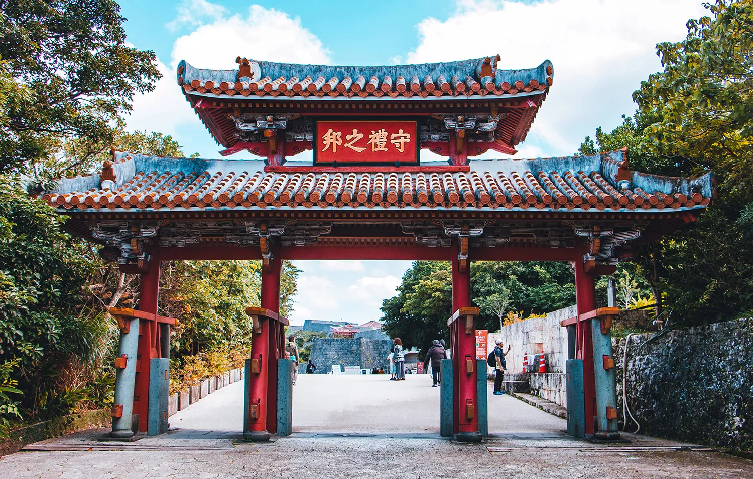 琉球王國文化象徵的首里城是到沖繩必排的觀光景點。