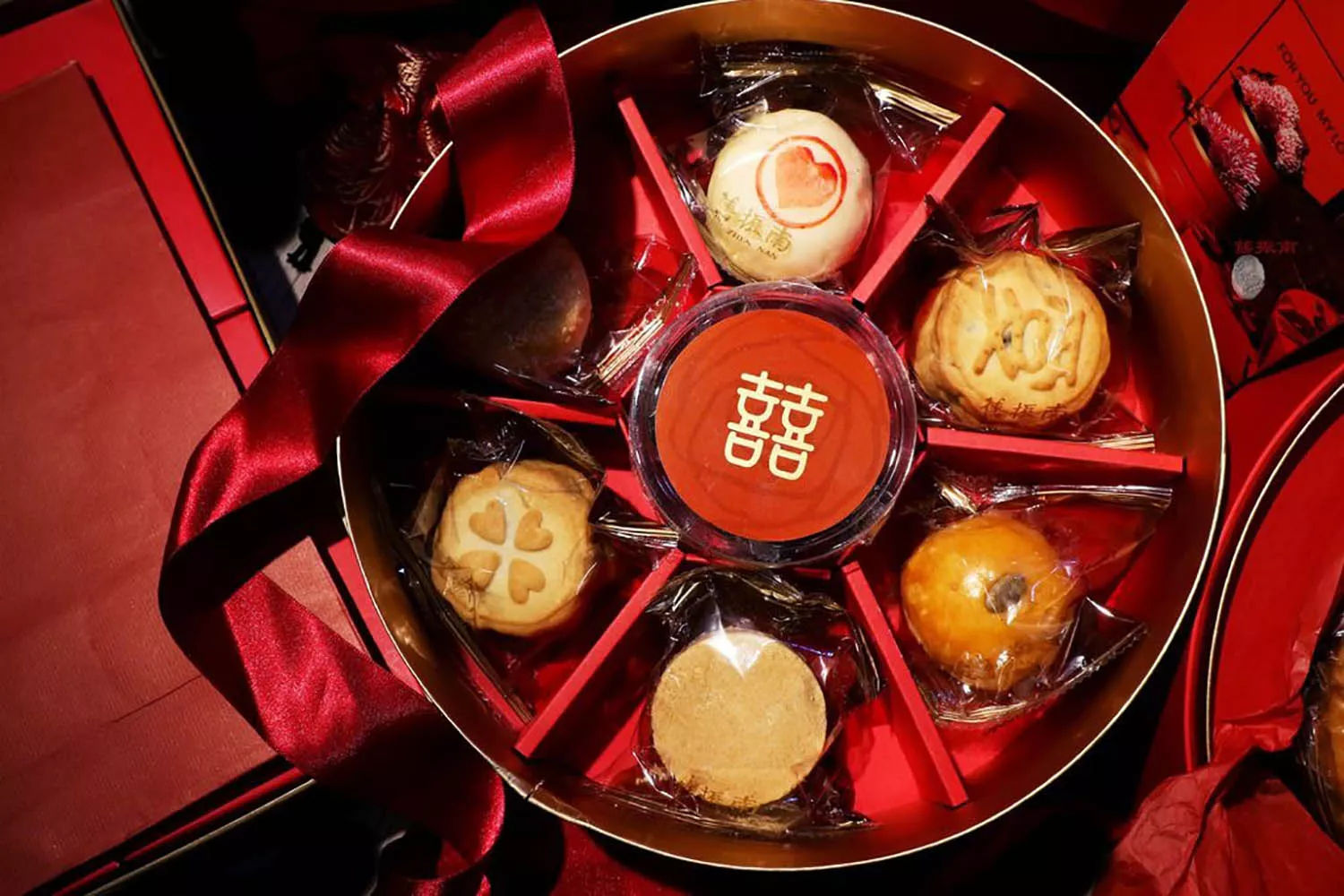 大器、高貴、喜氣是台灣喜餅包裝設計的主流。