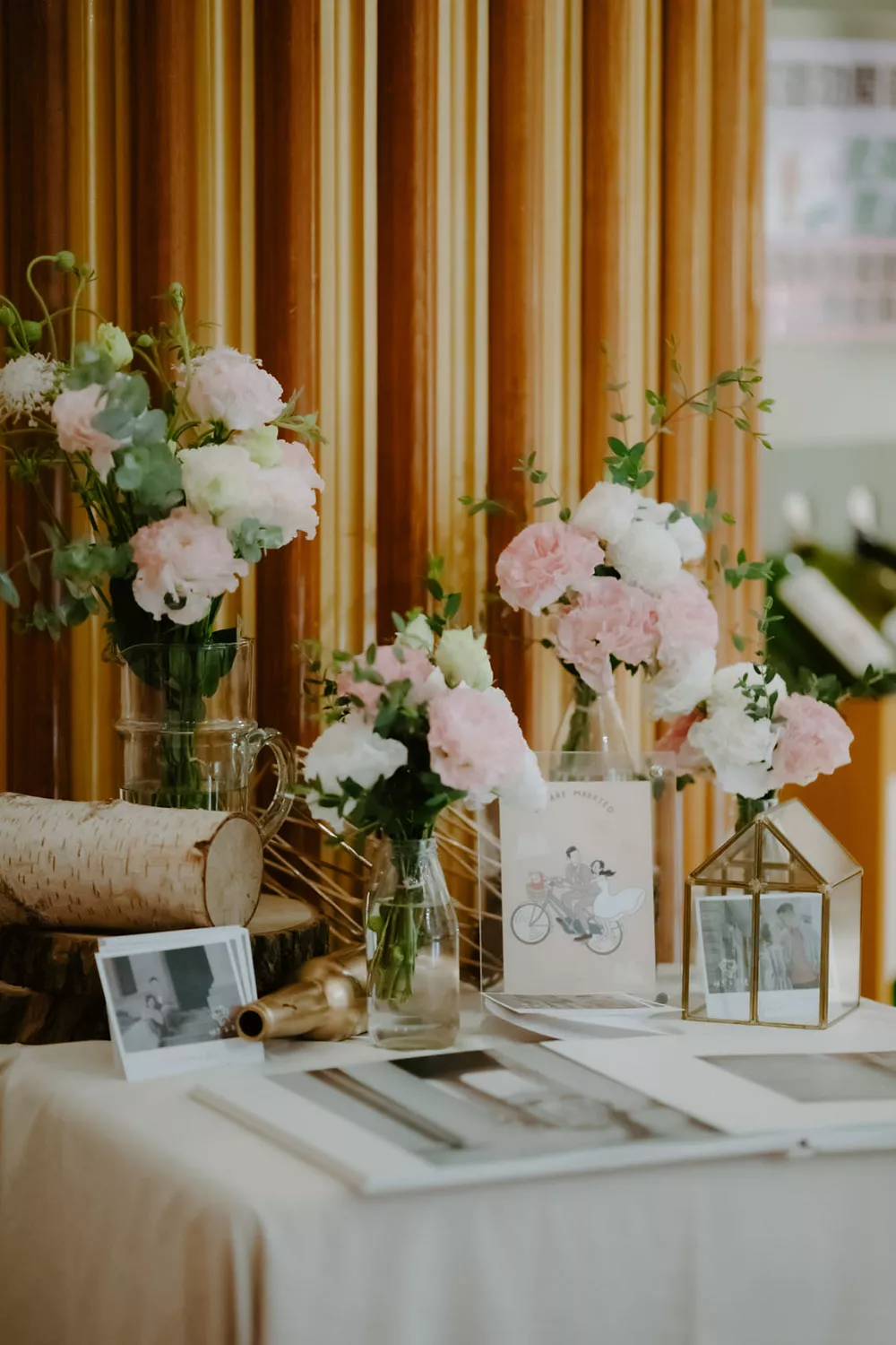 禮桌佈置DIY中使用鮮花展現自然原始和獨特優雅的美感。