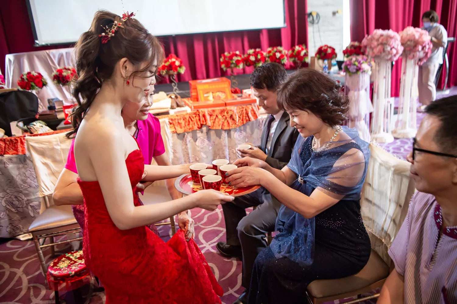 奉茶儀式在訂結同天不迎娶日子裡扮演重要角色。