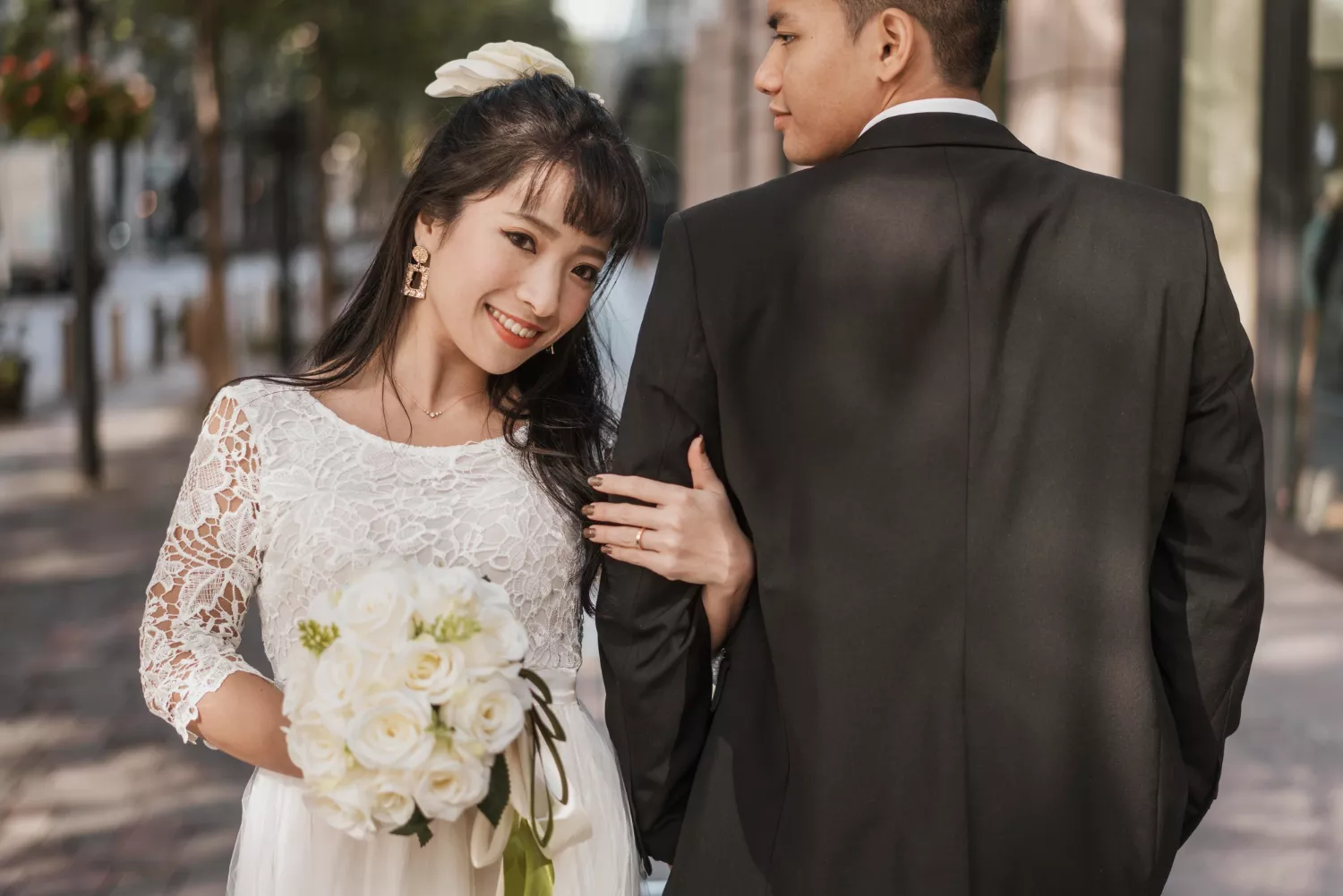 華人重禮俗，搞懂訂婚結婚差別讓新人不憂慮。