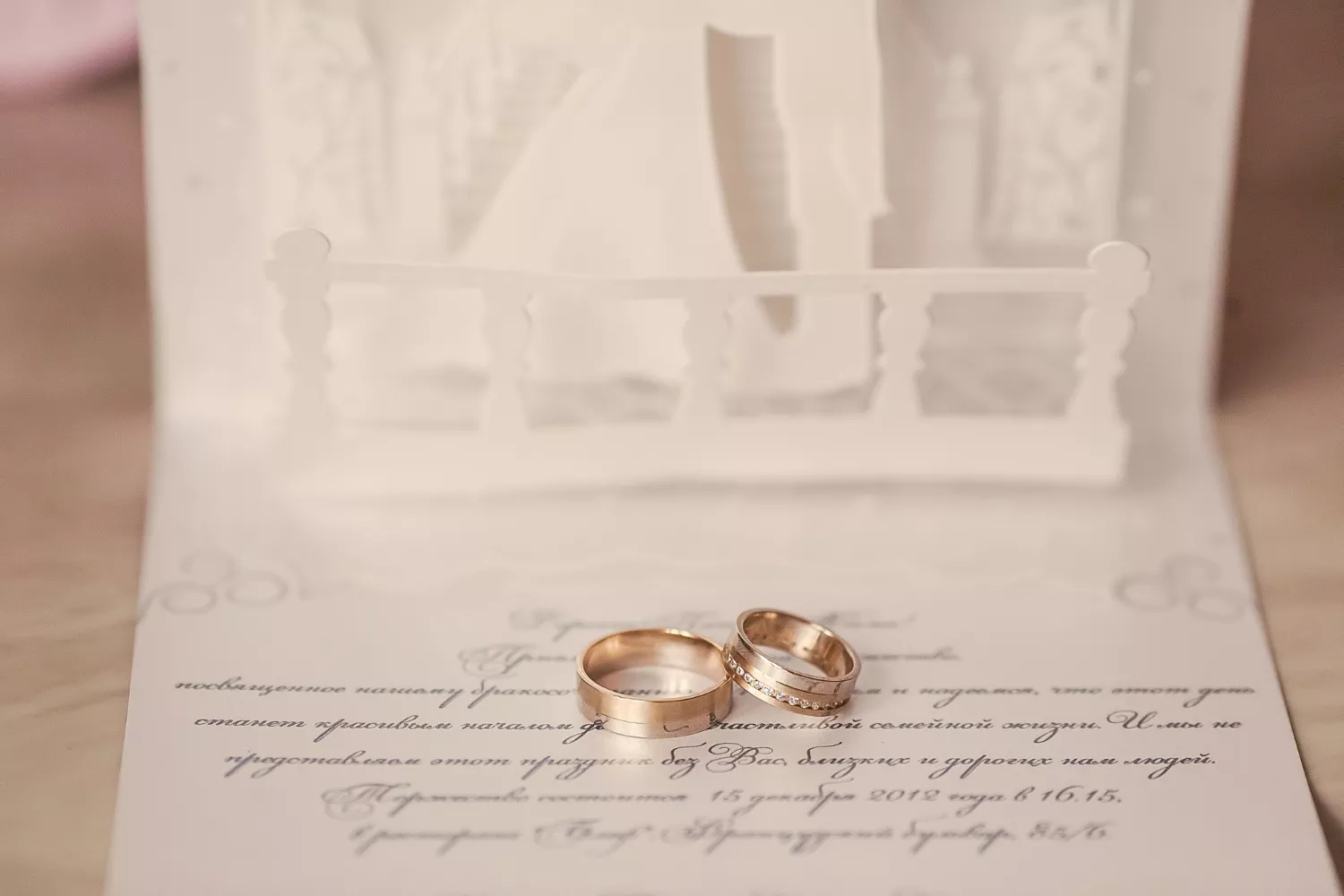 在年齡和形式上，訂婚結婚差別頗大。