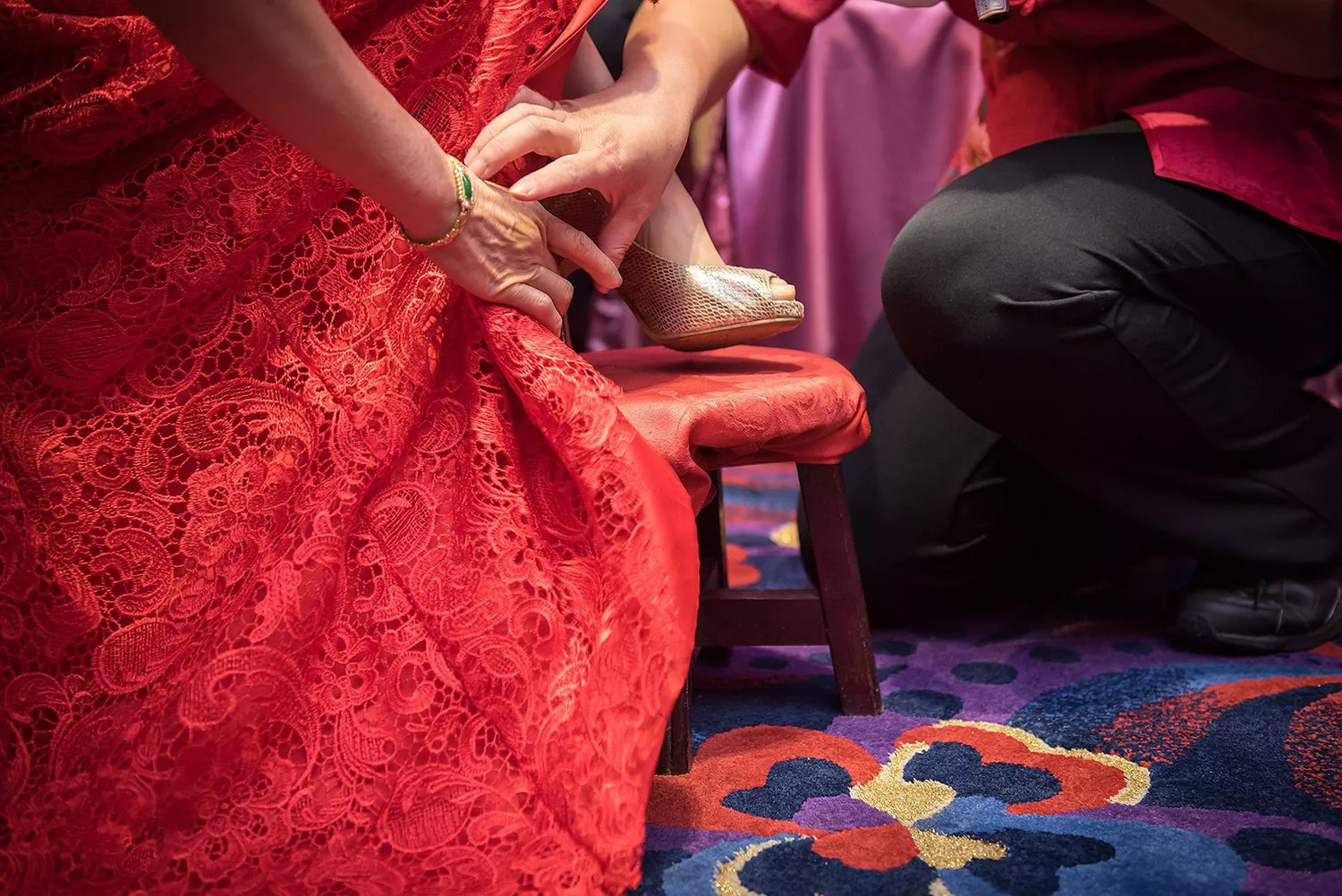 新娘坐高腳椅、腳踩圓凳都有寓意象徵。