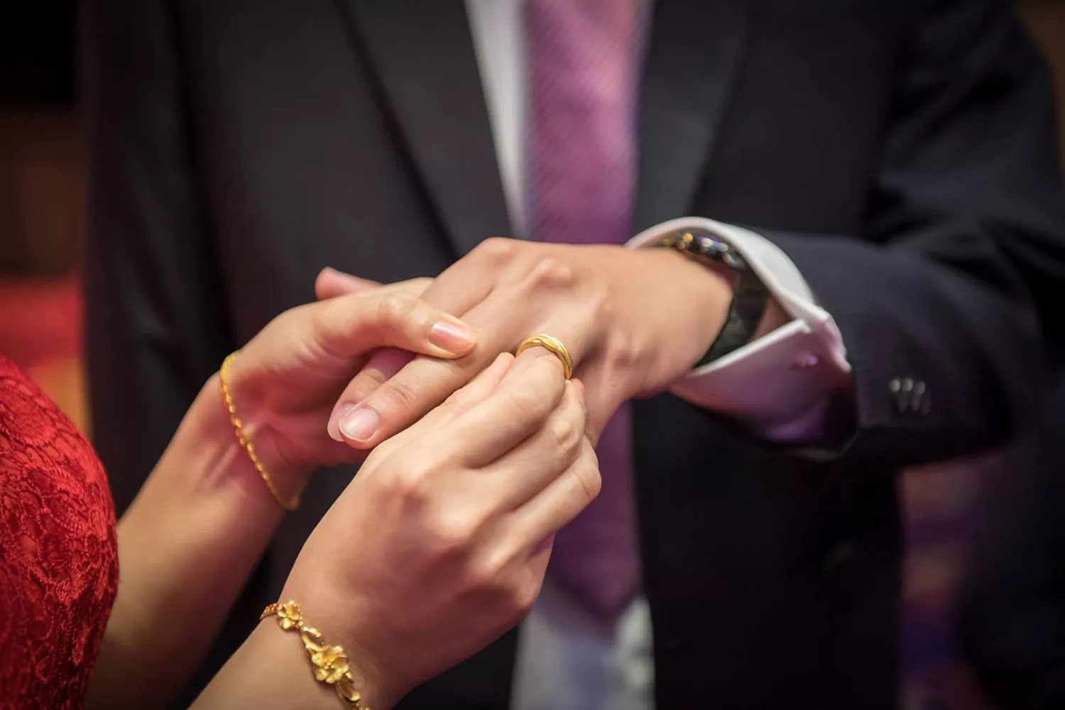 訂婚儀式交換戒指象徵永結同心。