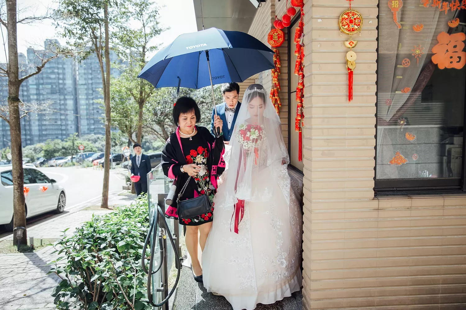 結婚當天媒人婆隨新郎到女方家迎娶新娘。