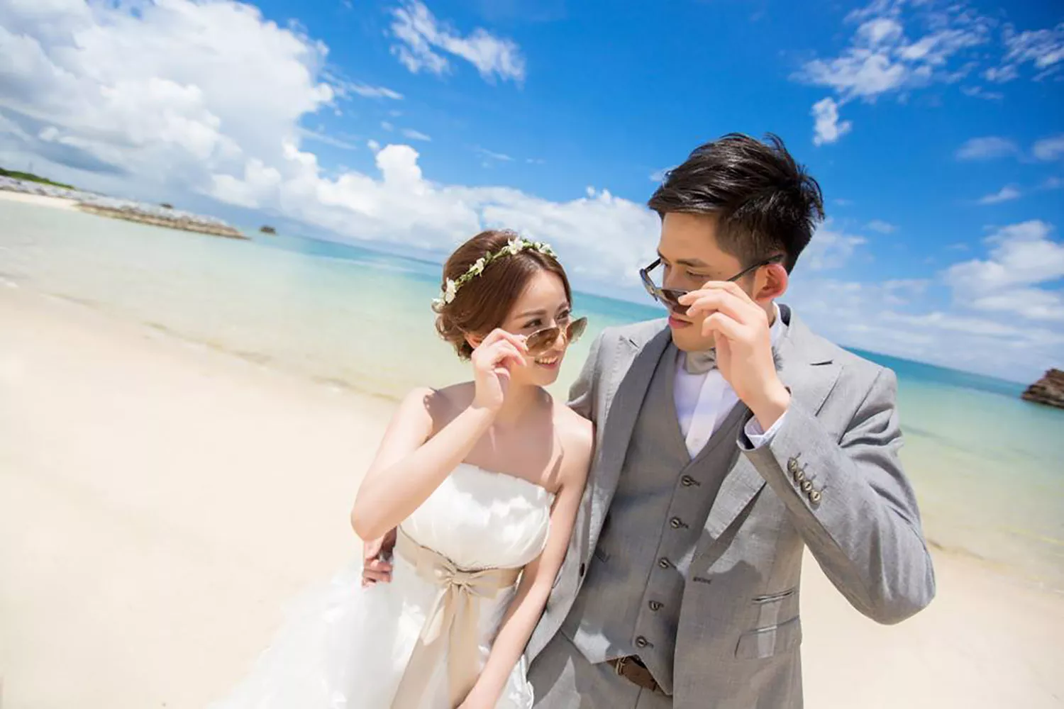 太陽眼鏡海邊婚紗道具營造出時尚的風格。