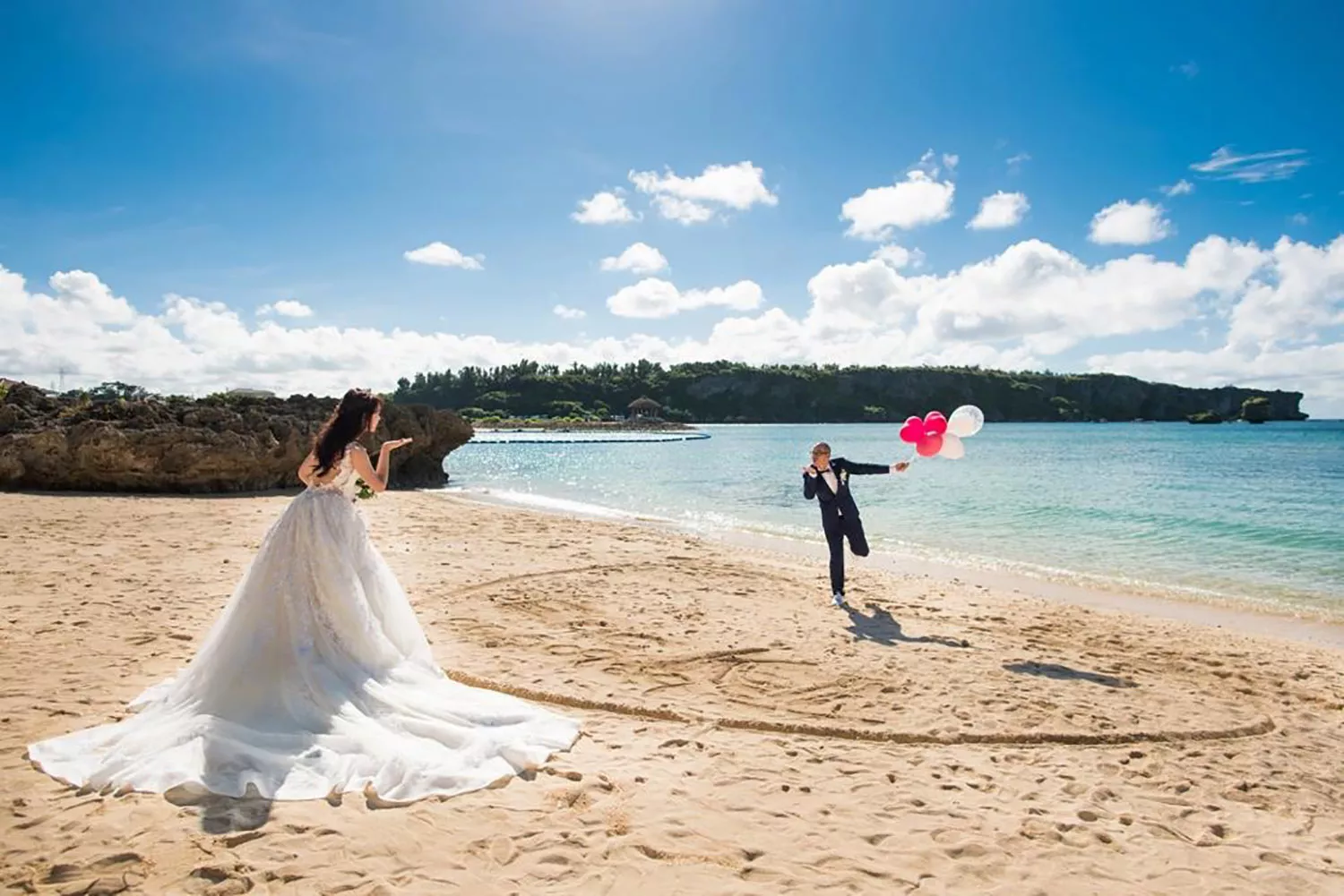 在沙灘上寫下婚禮日，讓婚紗照別具意義。