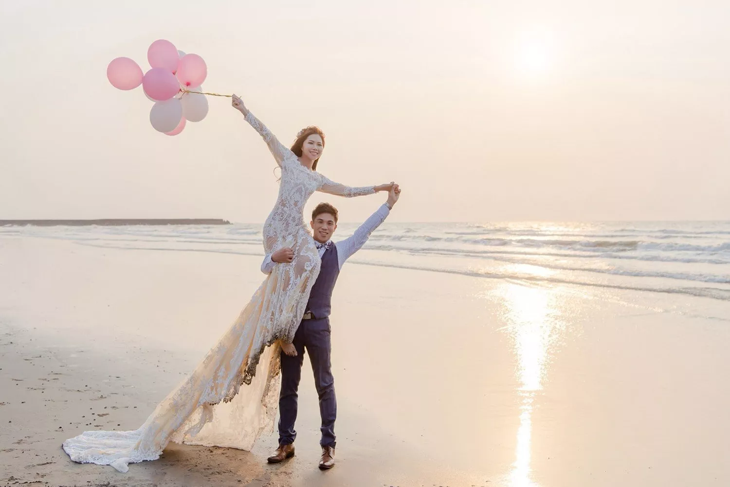 在海邊婚紗道具氣球，讓新人自然流露笑容。