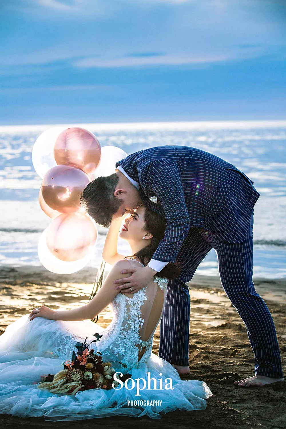 半透明的氣球被光照耀下呈現浪漫氛圍。
