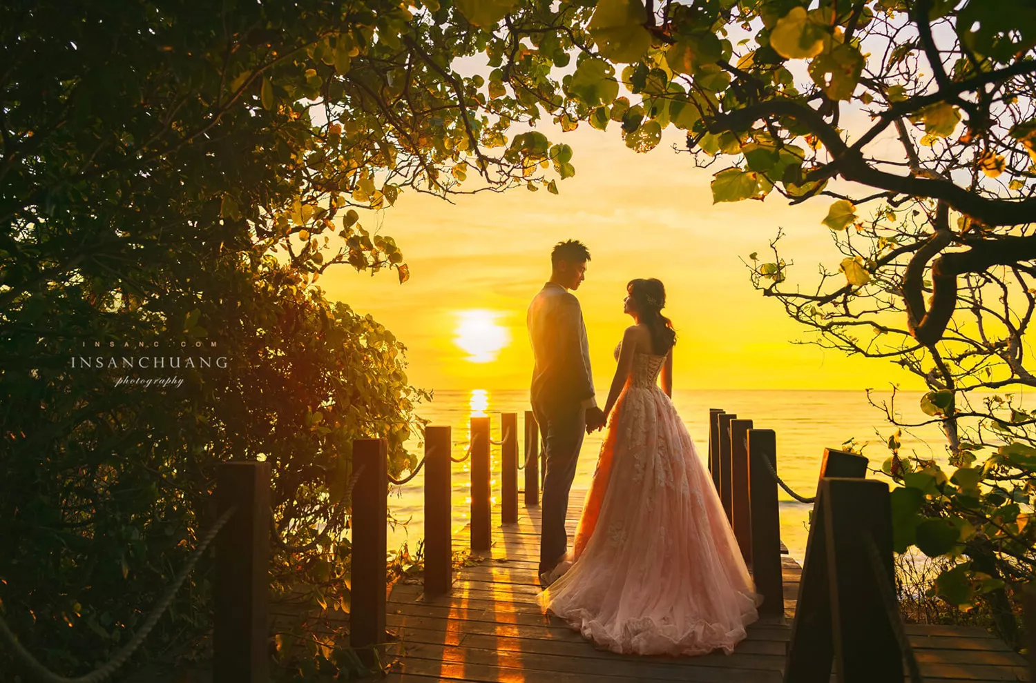 夕陽時分的海邊婚紗照，讓新人成為輪廓剪影。