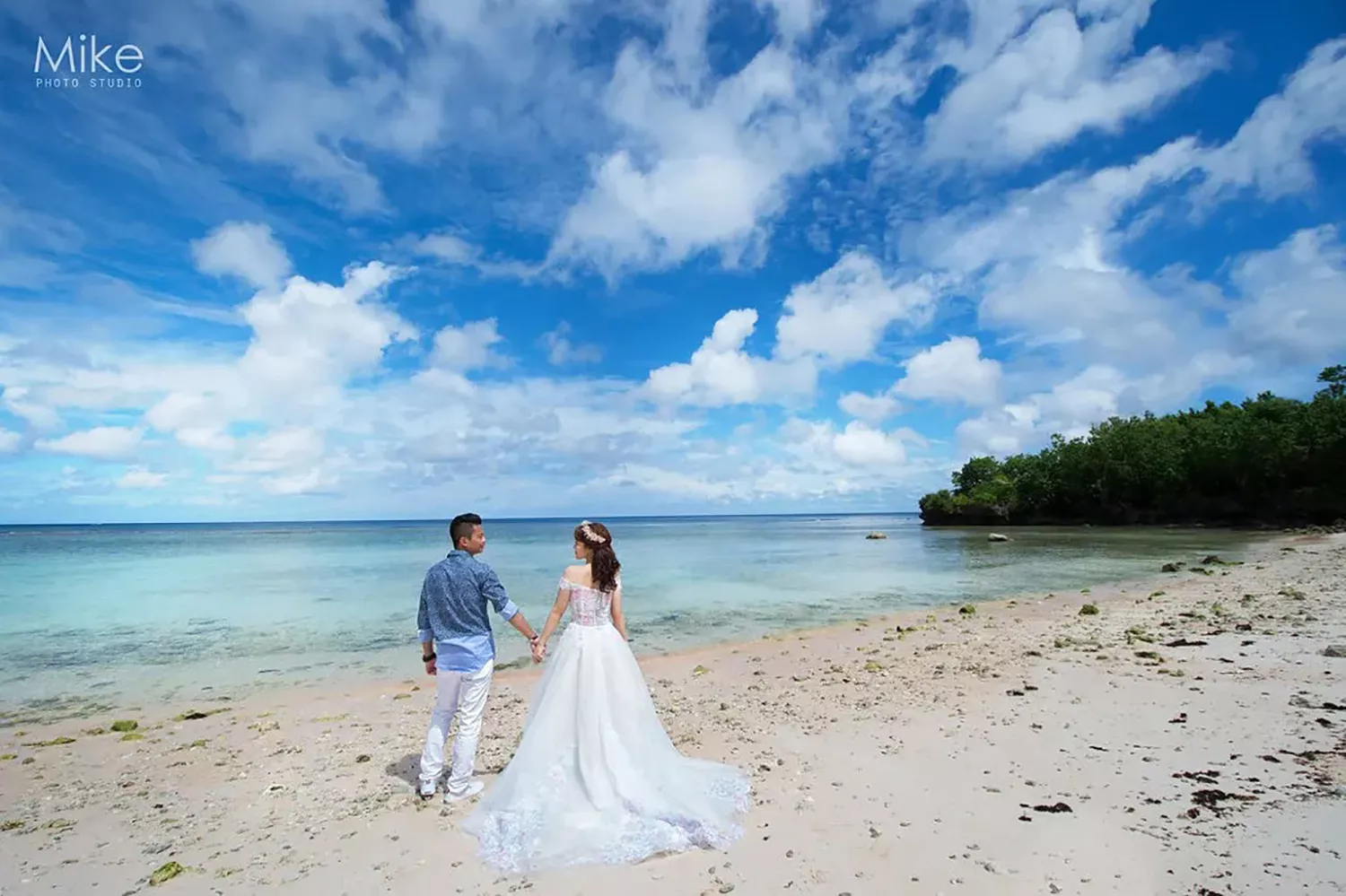 白紗是拍攝海灘婚紗時的經典主流。