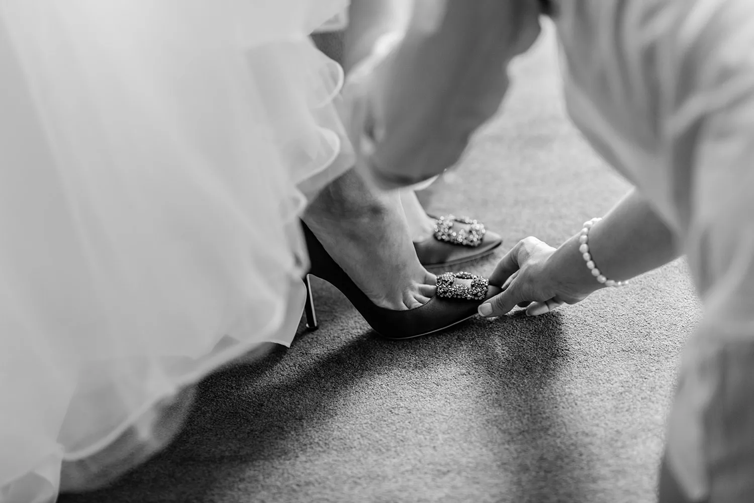 試婚紗時準備婚鞋以確認婚紗長度是否合宜。