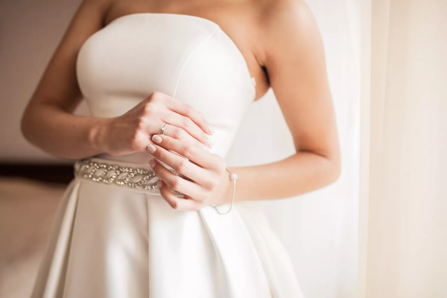 緞面婚紗樣式剪裁簡約，非常優雅且具有時尚感。
