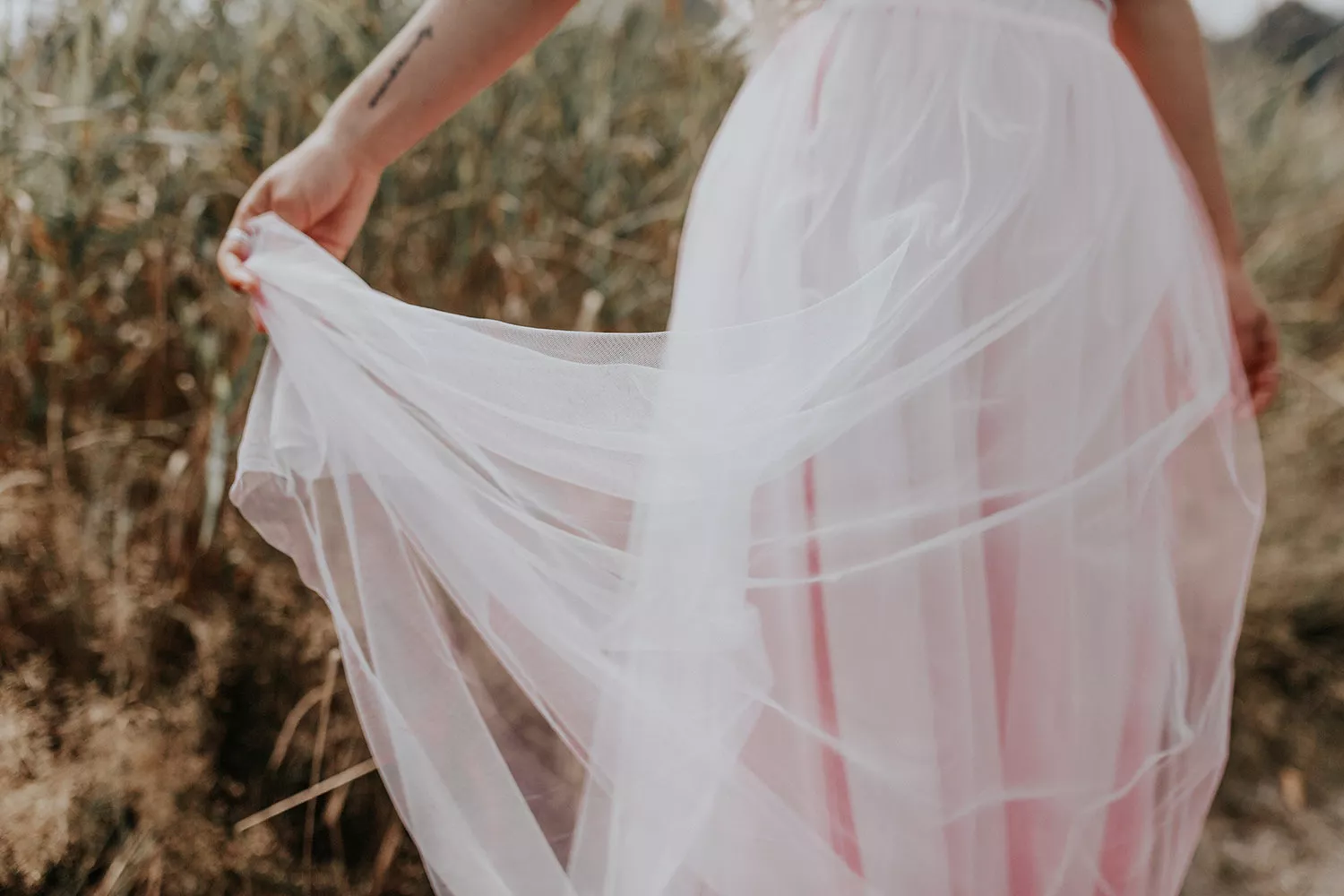 紗質婚紗樣式呈現自然浪漫飄逸感，透光更顯得潔白無瑕。