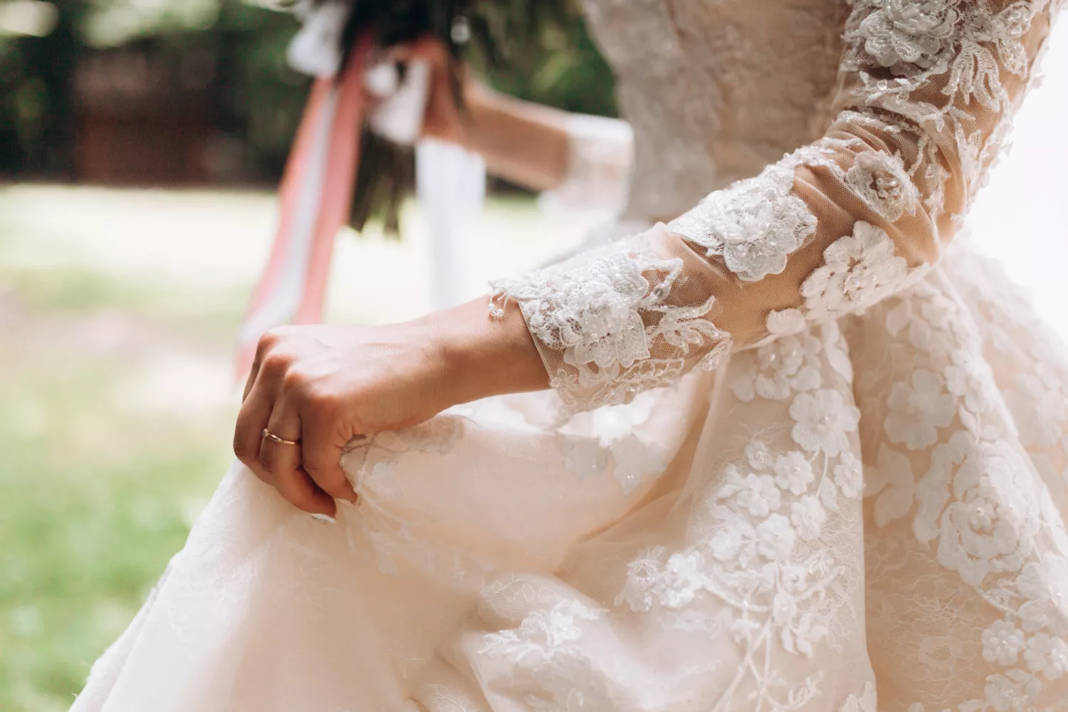 蕾絲婚紗樣式設計精美且工藝獨特，為新娘增添優雅魅力。