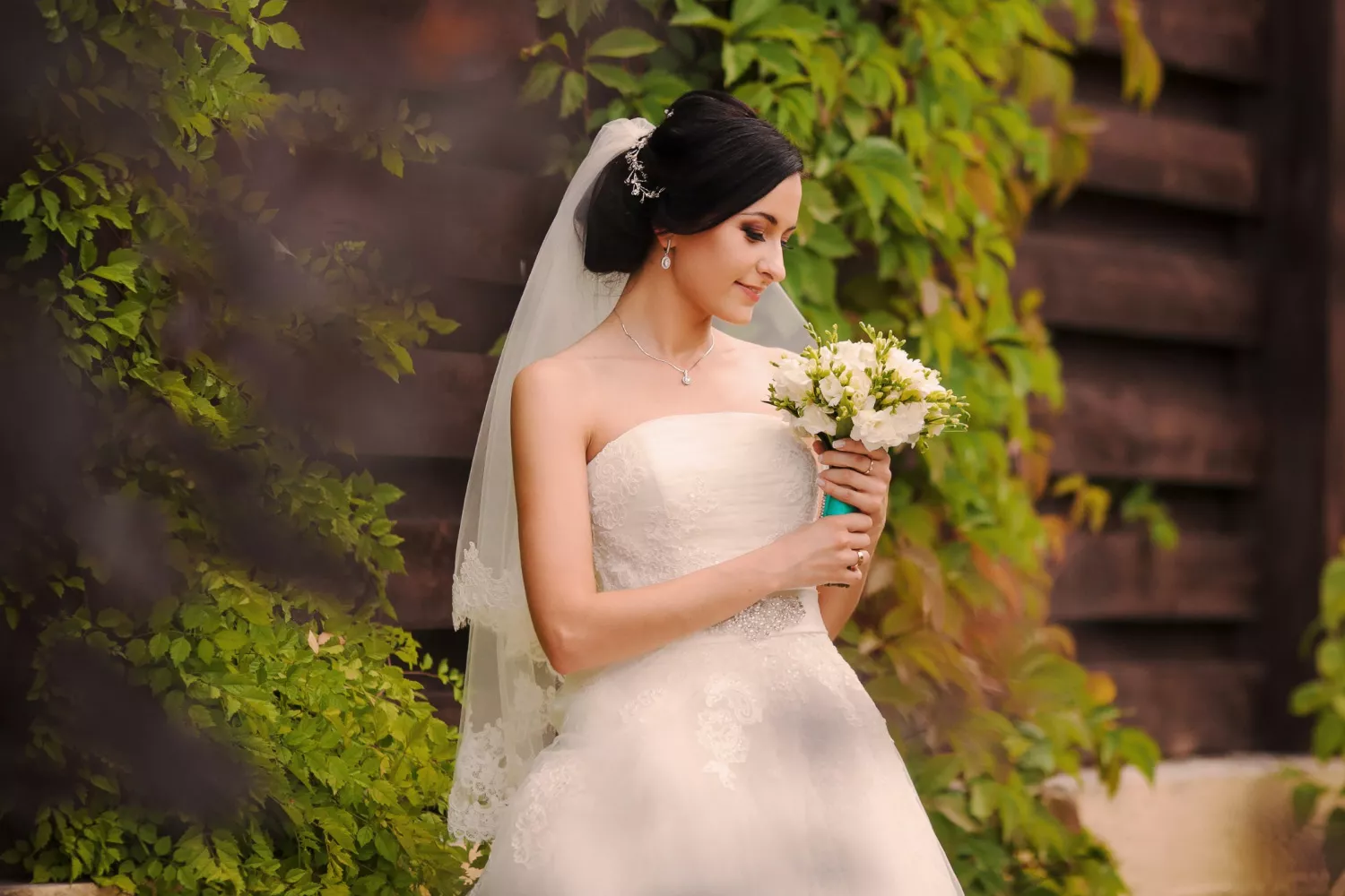 平口婚紗樣式簡潔俐落，能突顯新娘的頸部、肩頸線條。