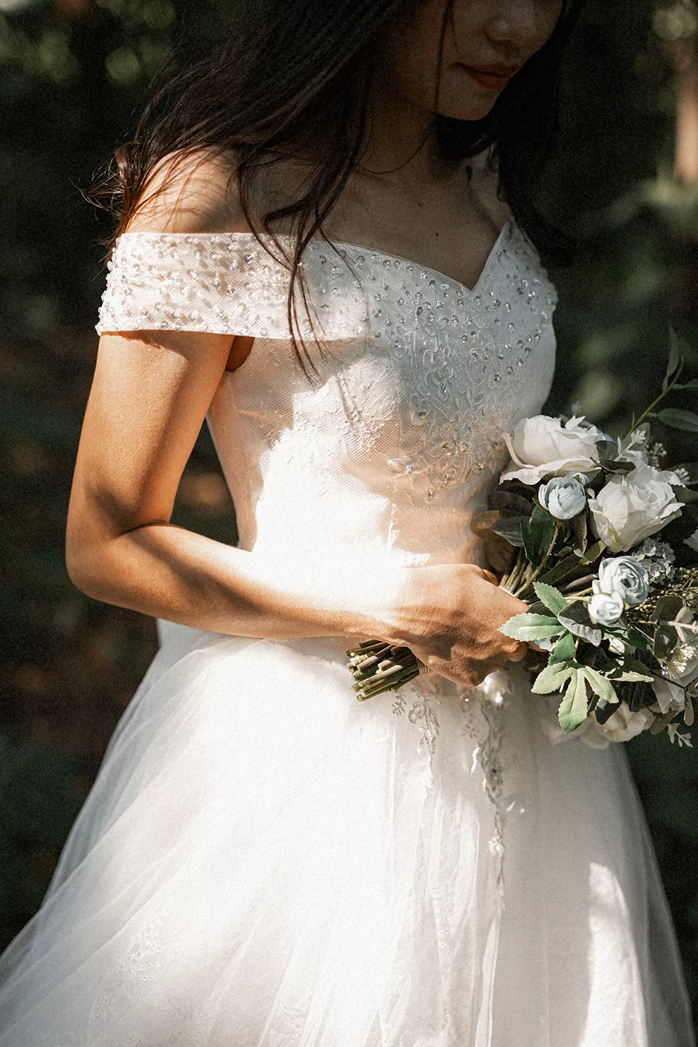 一字領婚紗樣式展現簡約的高貴美感。
