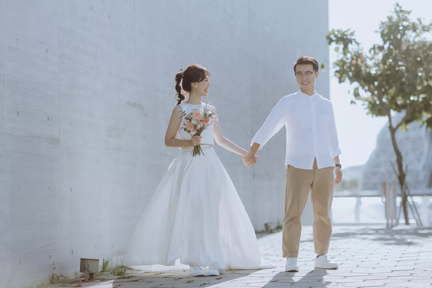 婚紗小白鞋是許多新人必備的時尚單品。