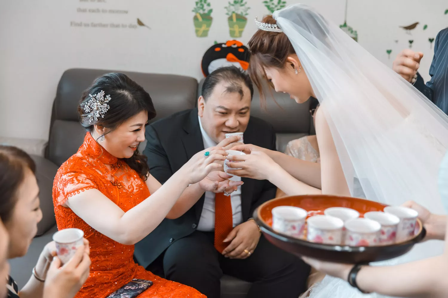 依照輩分、親疏，新人逐一敬茶給結婚吃茶對象。