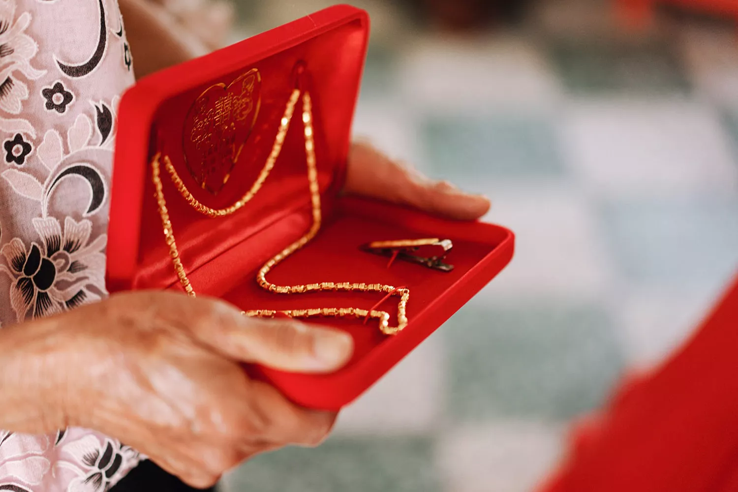 女方送男方結婚金飾習俗包含黃金項鍊、戒指、領帶夾。