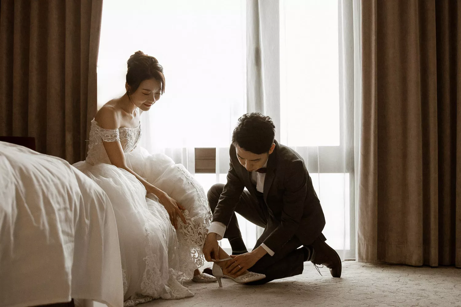 新郎為新娘穿上婚鞋，代表新娘願意跟新郎走。