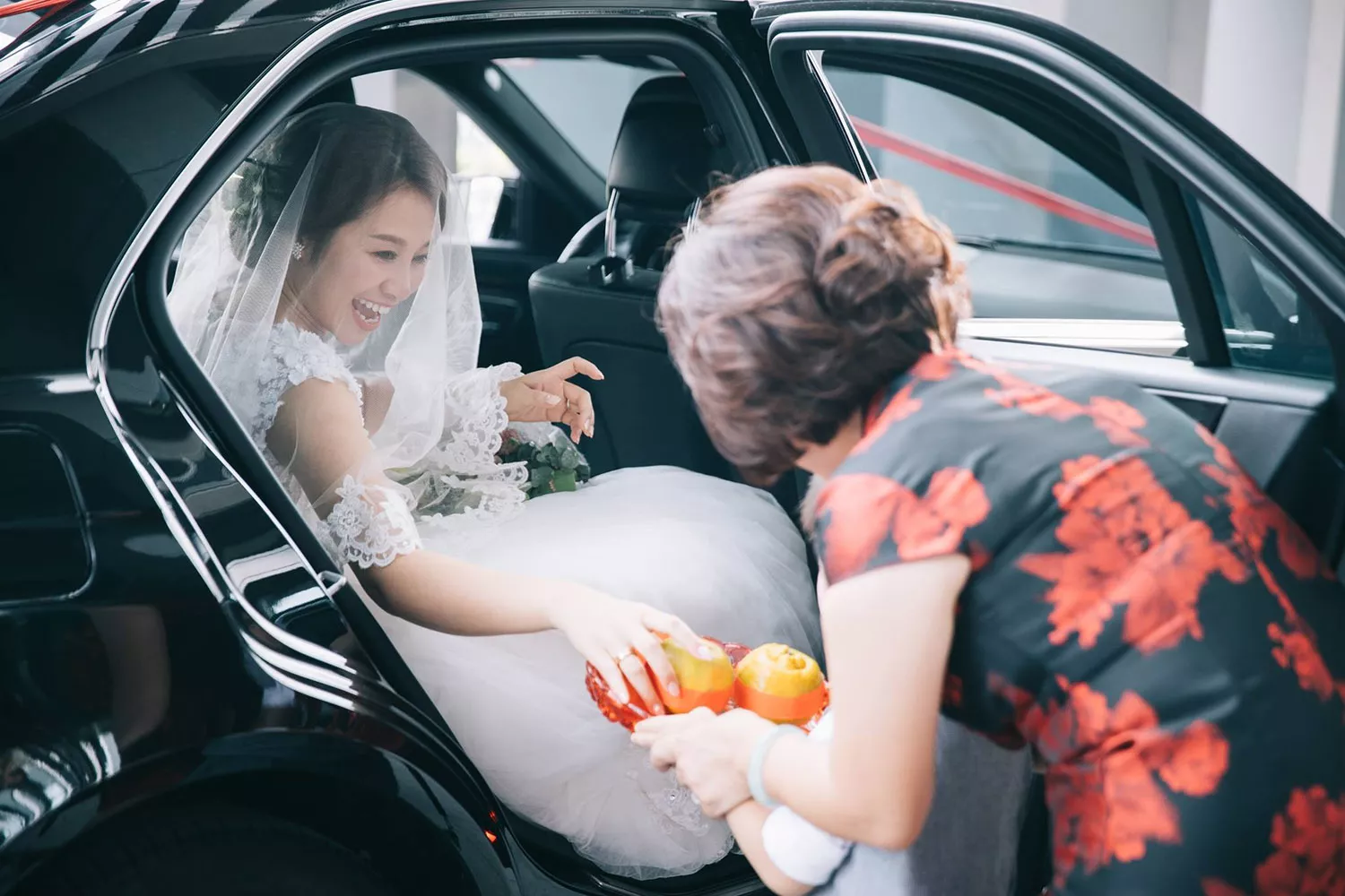 請新娘下車的人手捧橘子(或蘋果)迎接新娘。