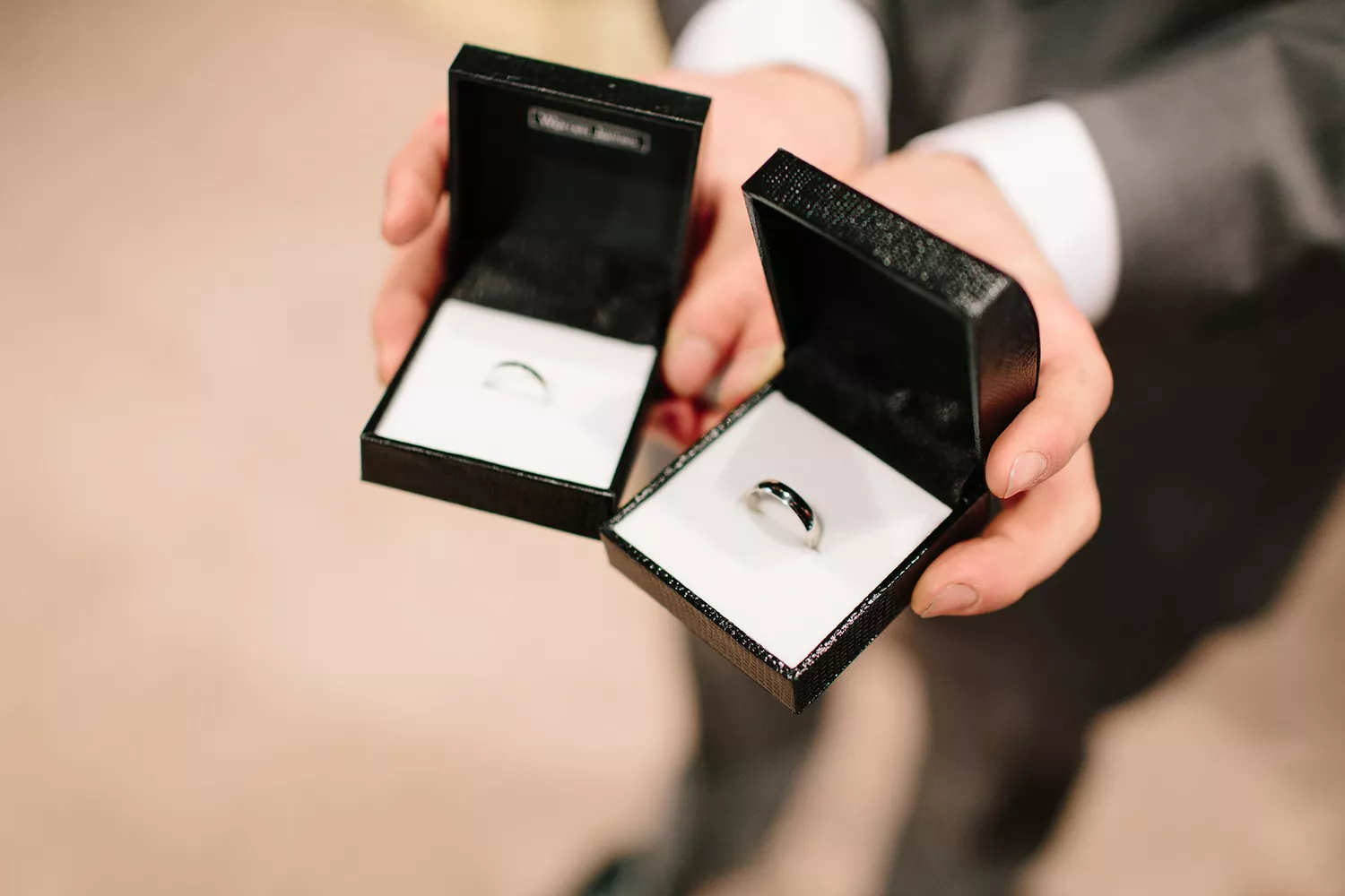 西式證婚中的交換戒指儀式由伴郎帶著戒盒上前。