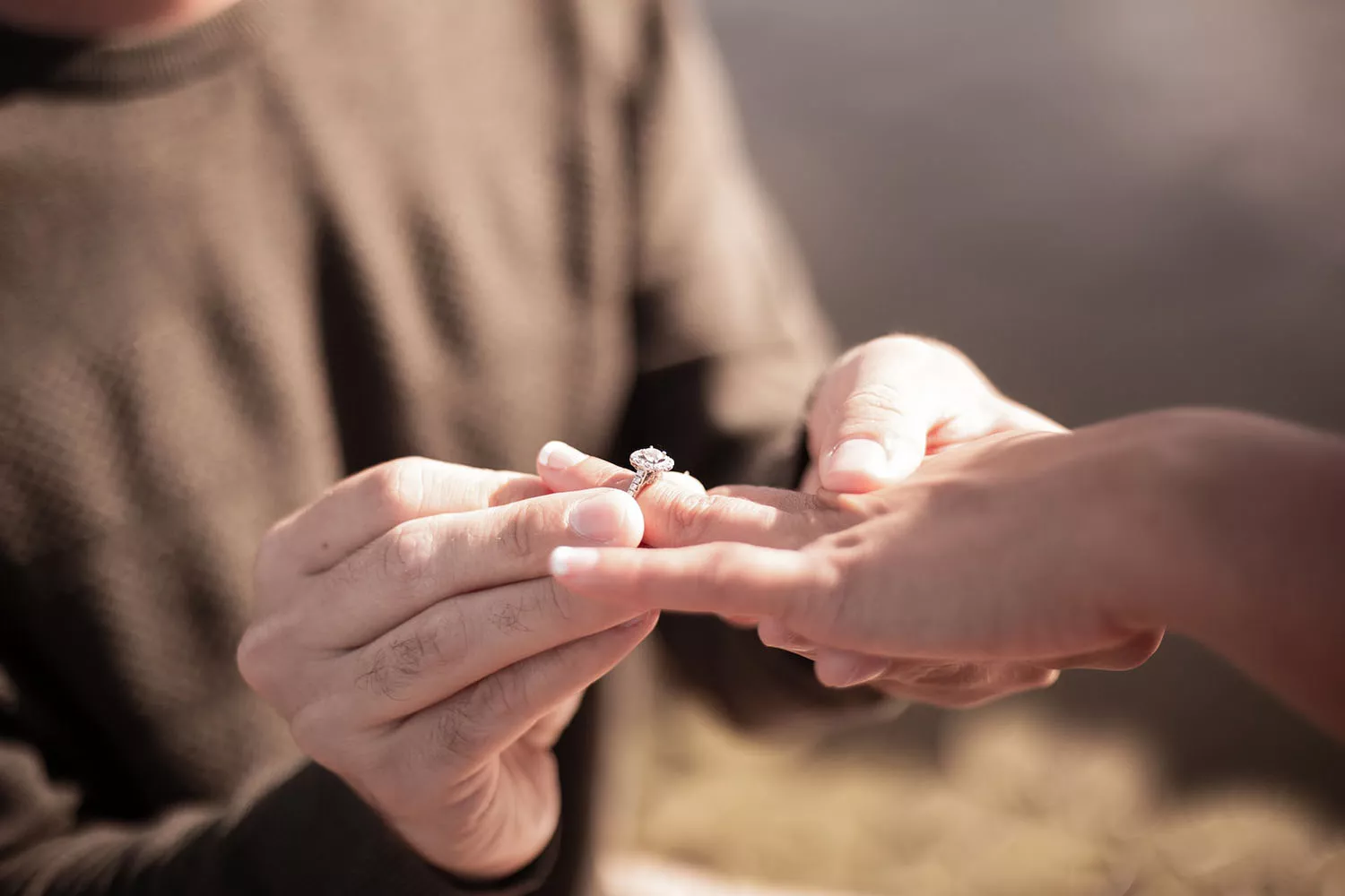 將新人的合照或求婚時刻加上文字做成愛情影片。