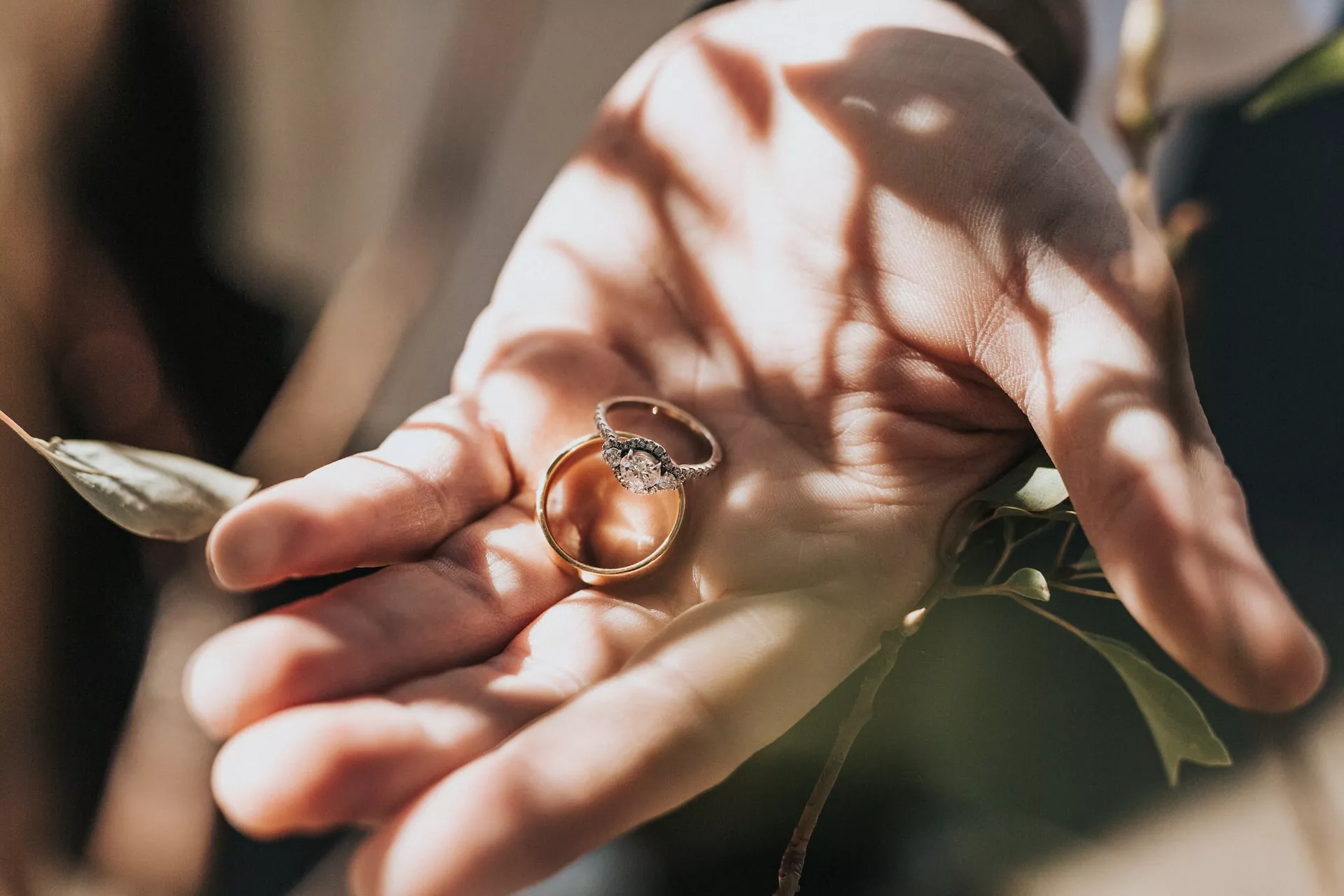 結婚戒指與訂婚戒指的用法不同。