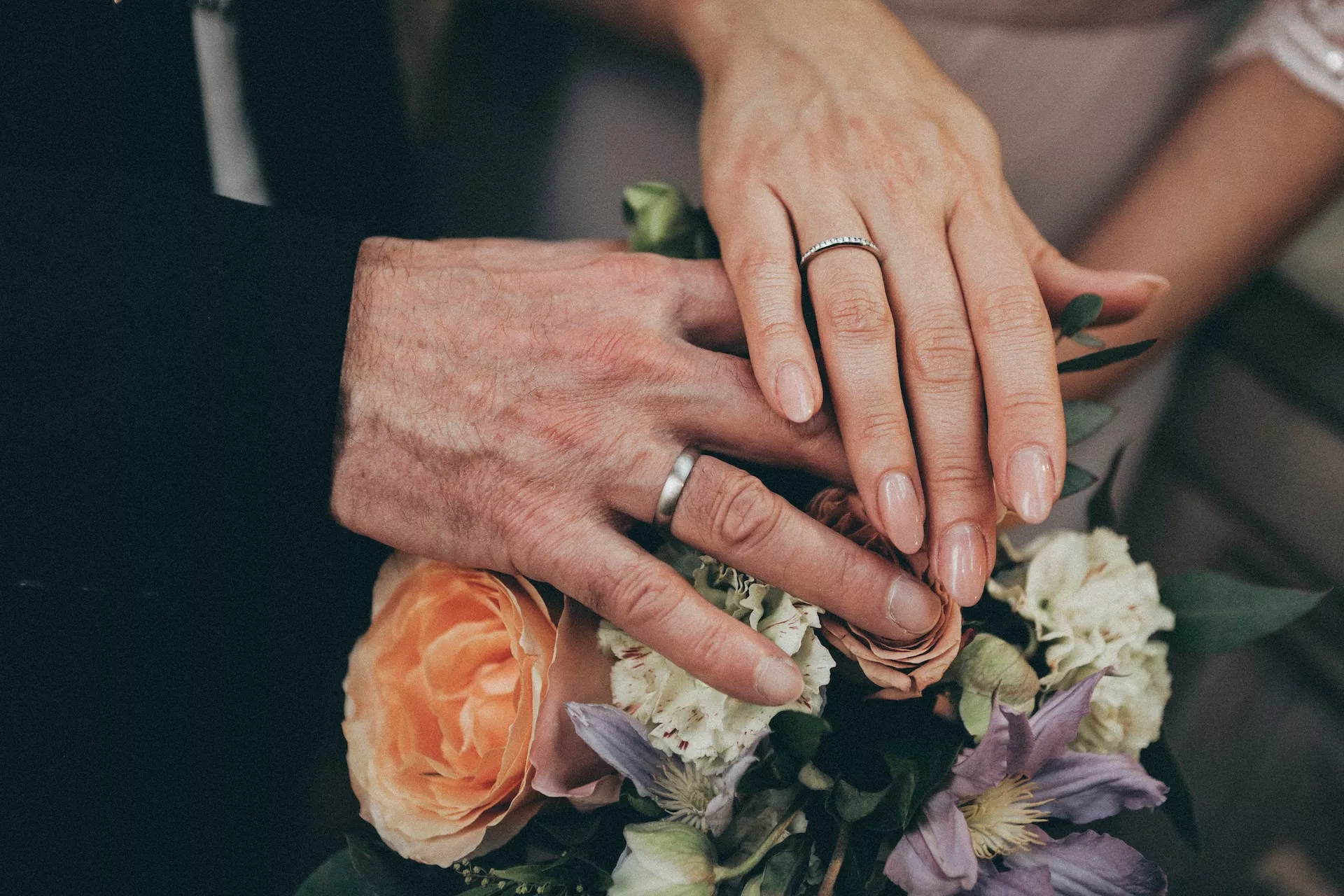 有些國家結婚戒指戴右手無名指。