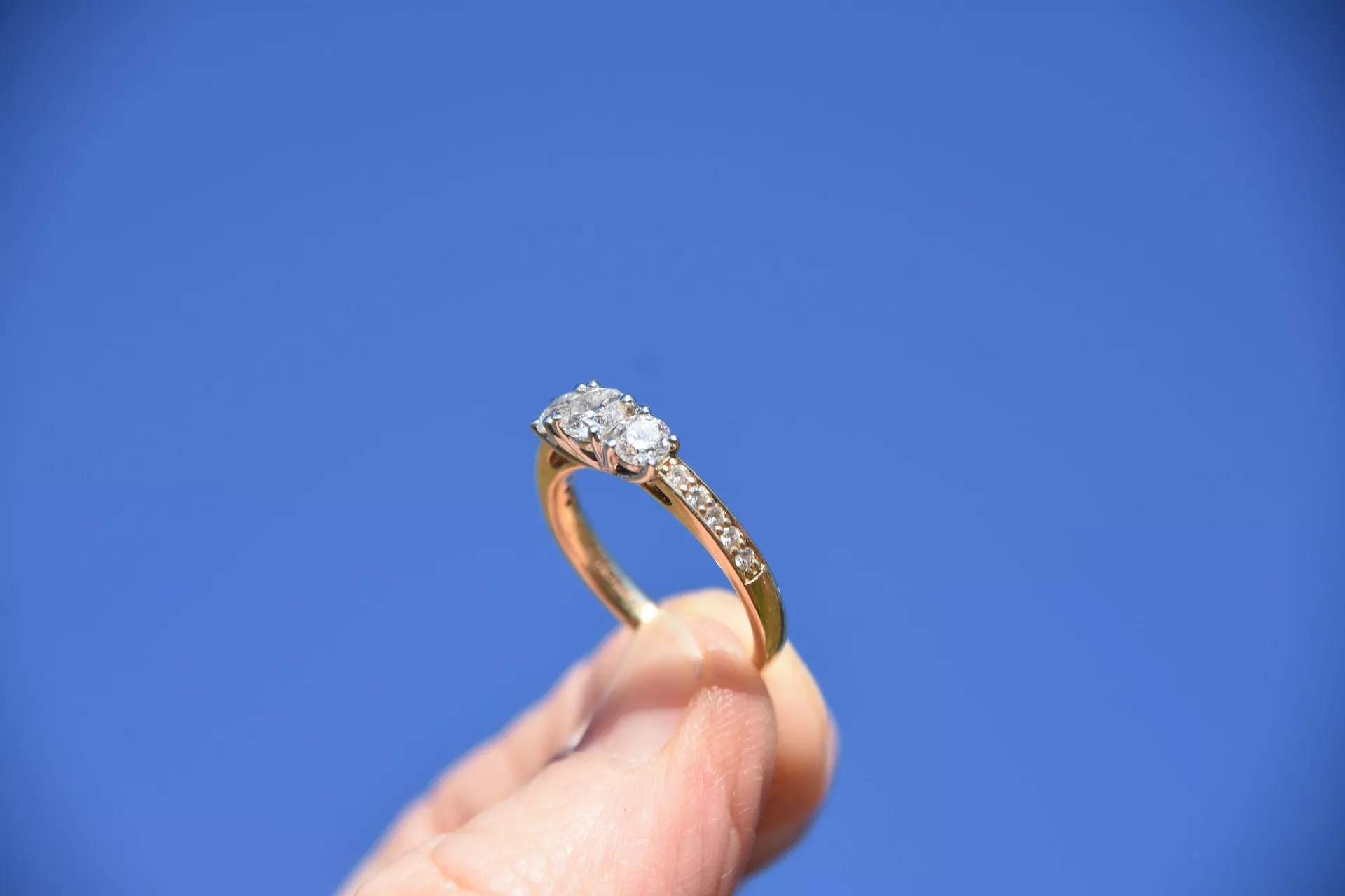 戒台材質使用的金屬也與鑽石戒指價格有關。