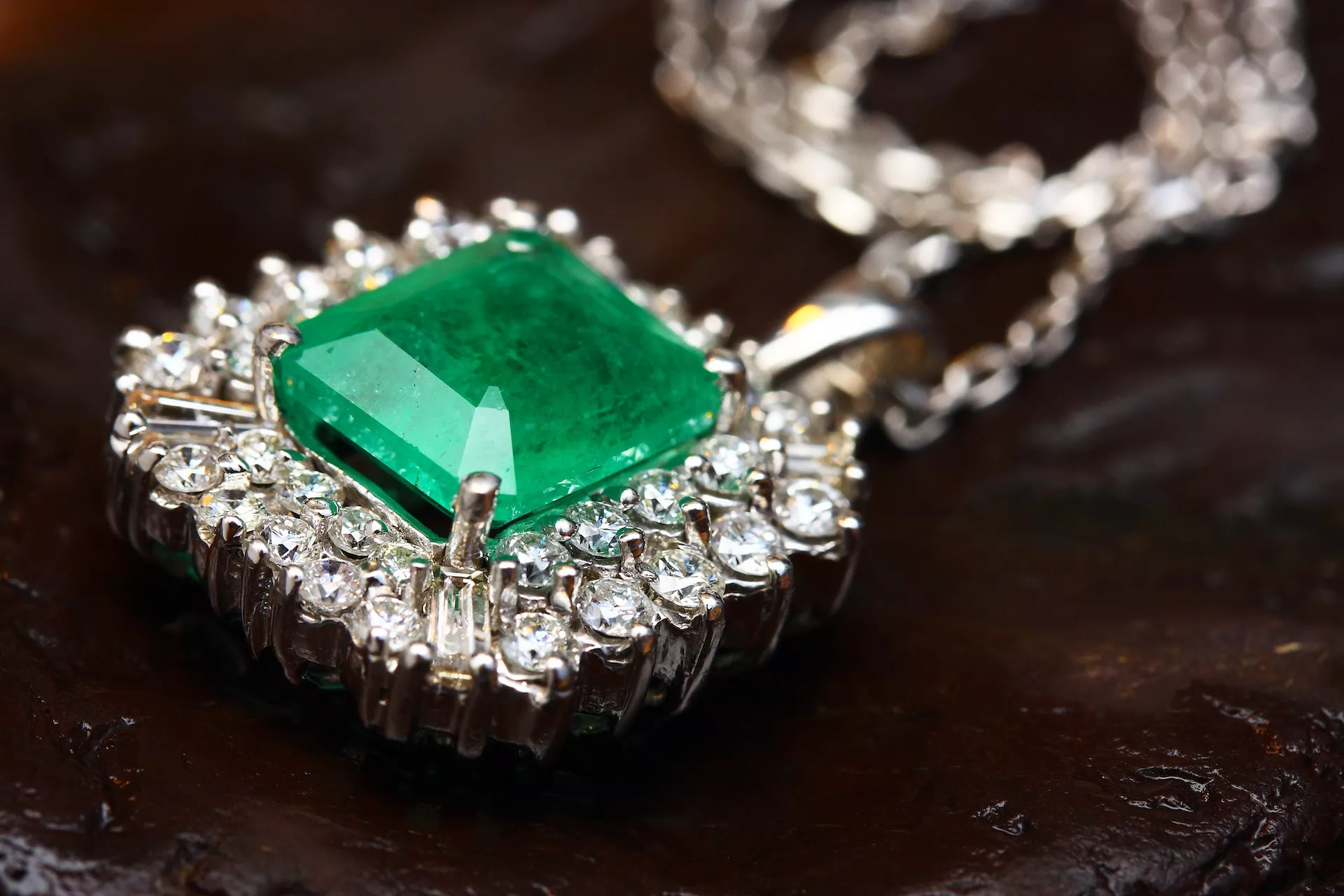祖母綠鑽石切割形狀較常應於於祖母綠寶石上故依此命名。