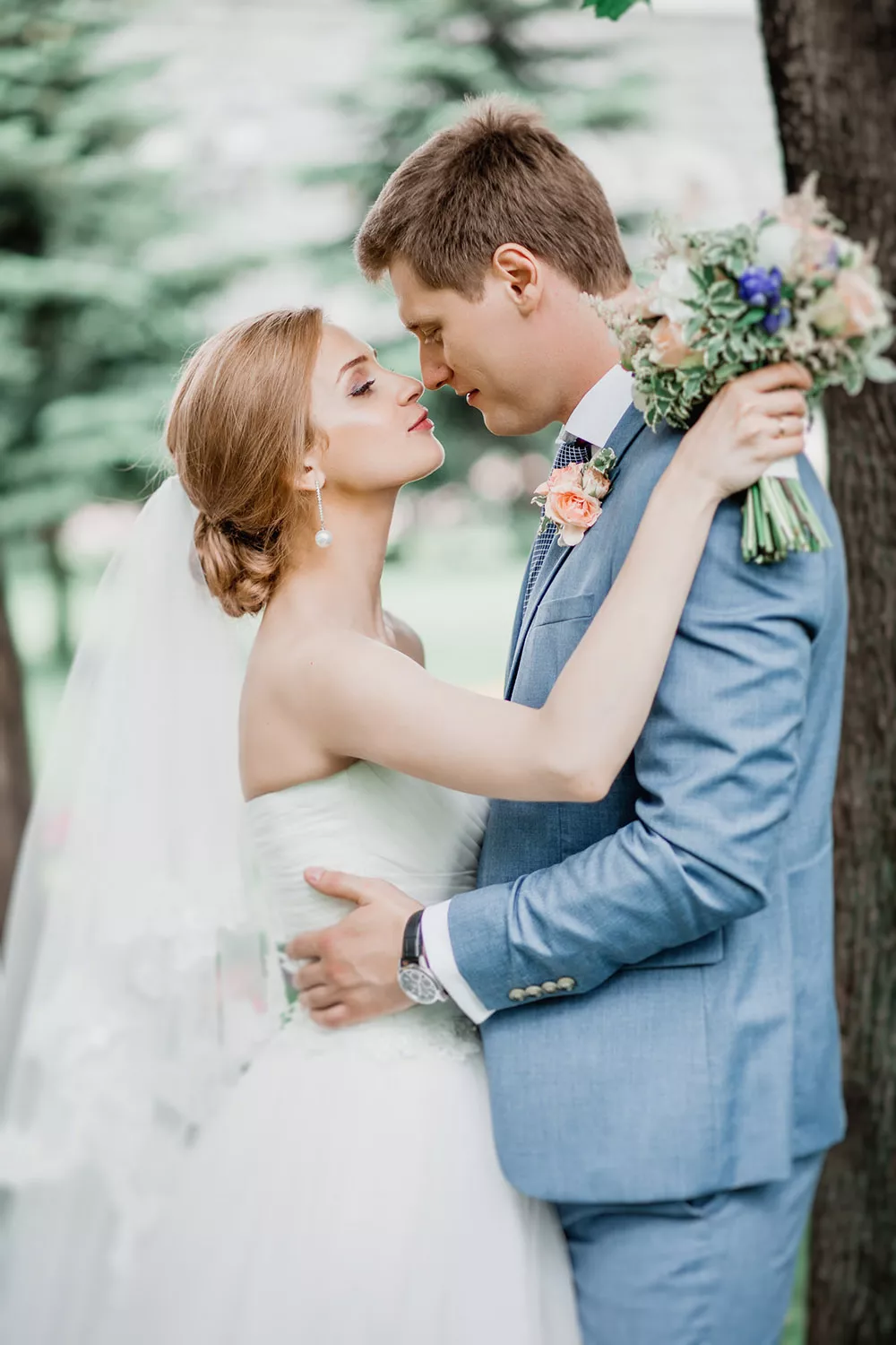 淺藍色有也是婚禮西裝的流行色系之一。