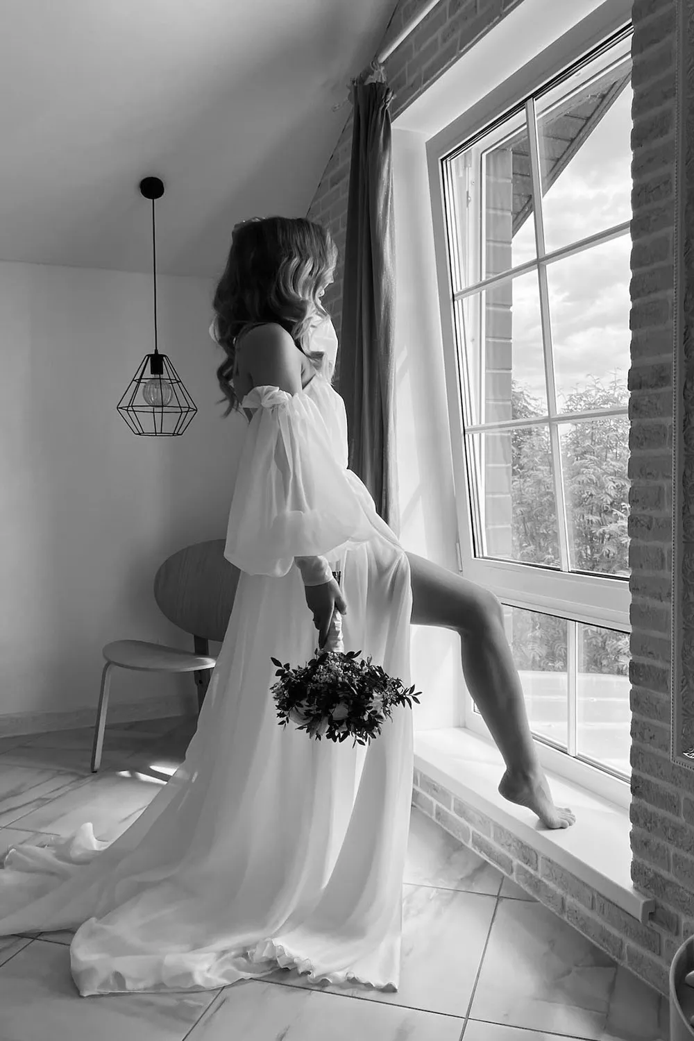 開衩婚紗若隱若現的腿強調了動感，增加魅力及氣勢。