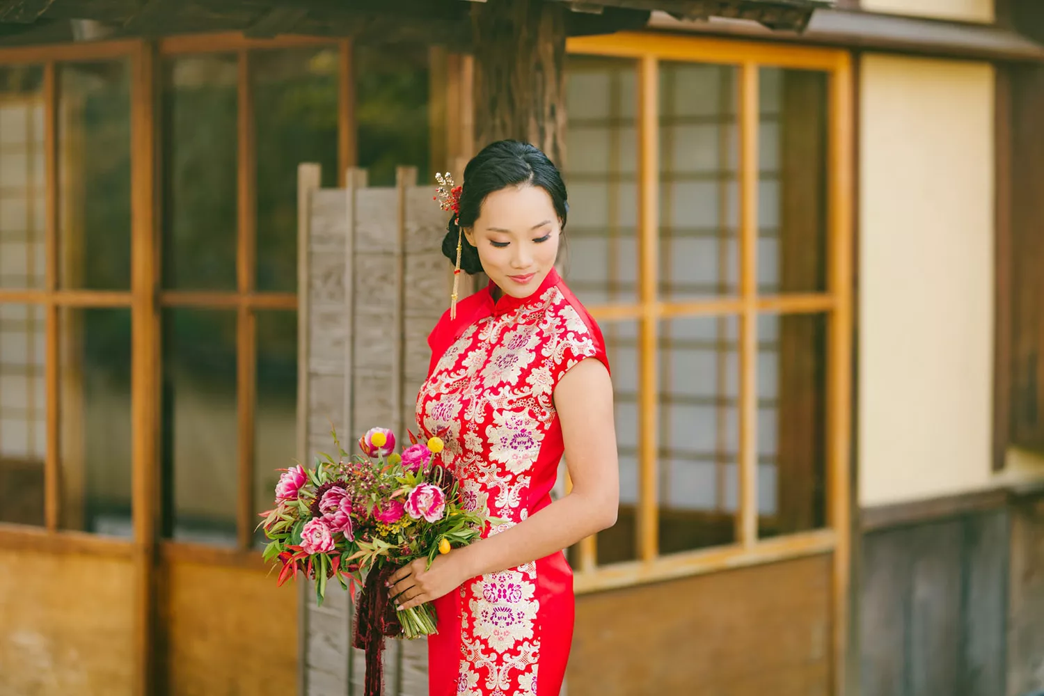 現代的紅色中式禮服是沿用明清時期的傳統。
