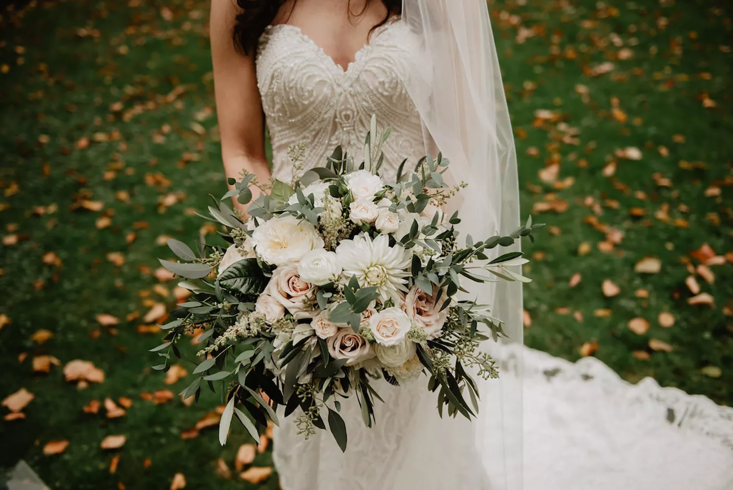 捧花的大小需視每位新娘身形，確保花束不會過大掩蓋身形。