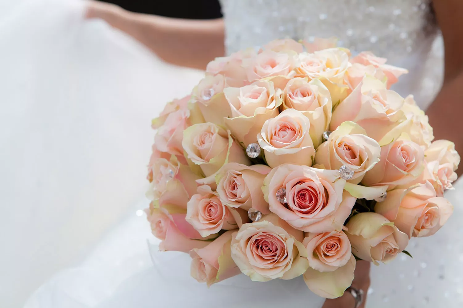 因為需要在婚禮當天呈現完美狀態的花朵，故鮮花捧花價格較高。
