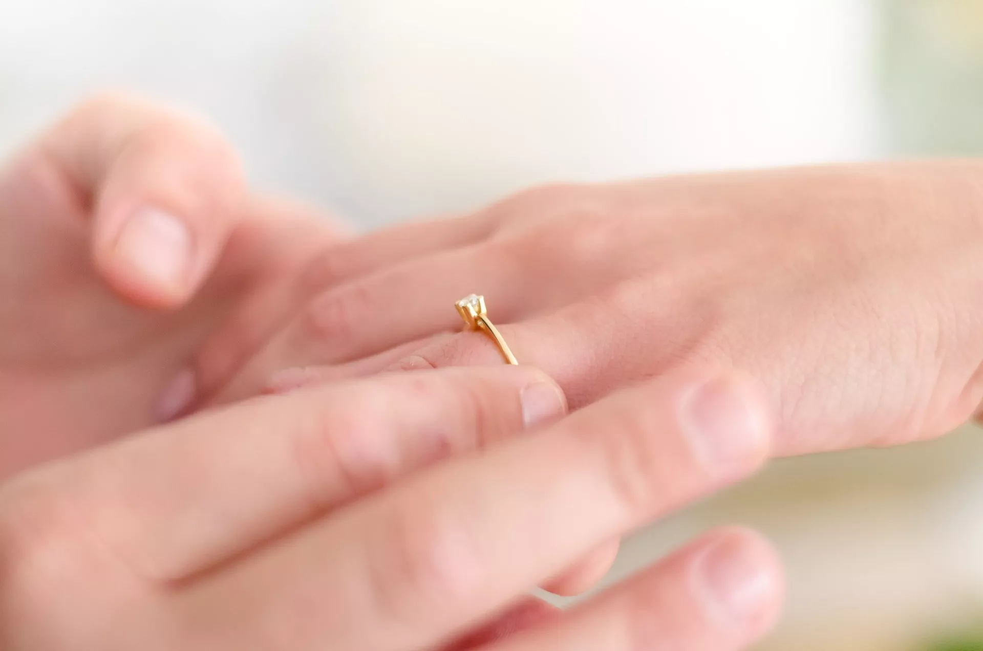 求婚戒指戴哪隻手指是常見的疑問。