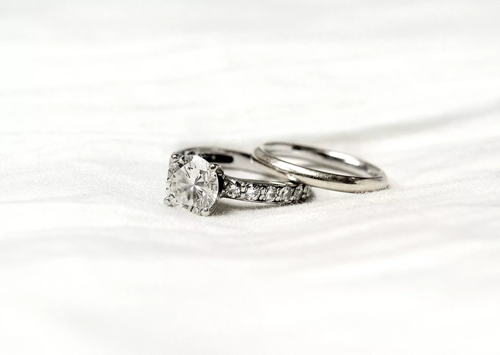 求婚戒指上有一顆主鑽，是在求婚時為對方獻上的戒指。