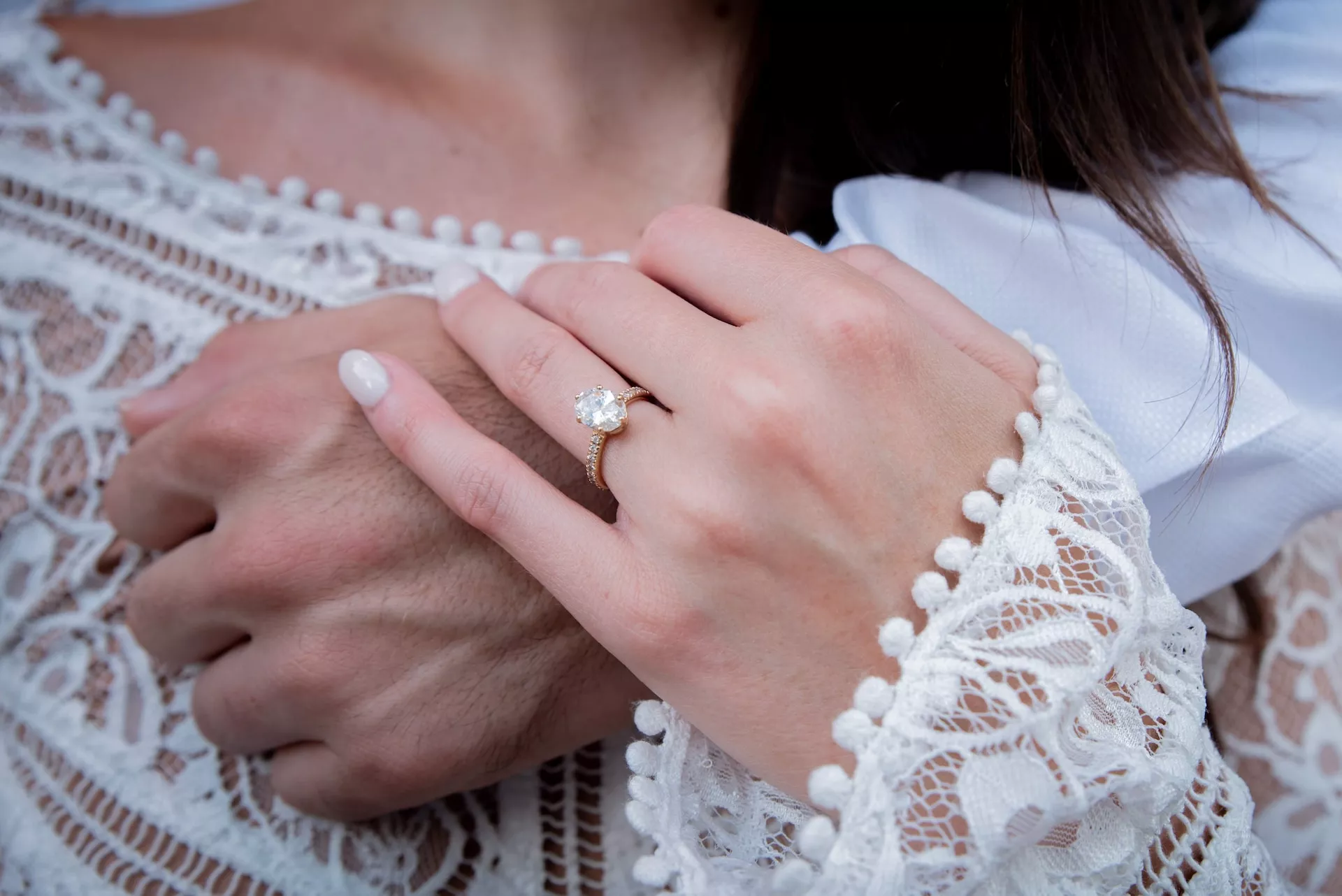求婚戒指戴哪隻手指，常見的做法是佩戴在左手無名指上。